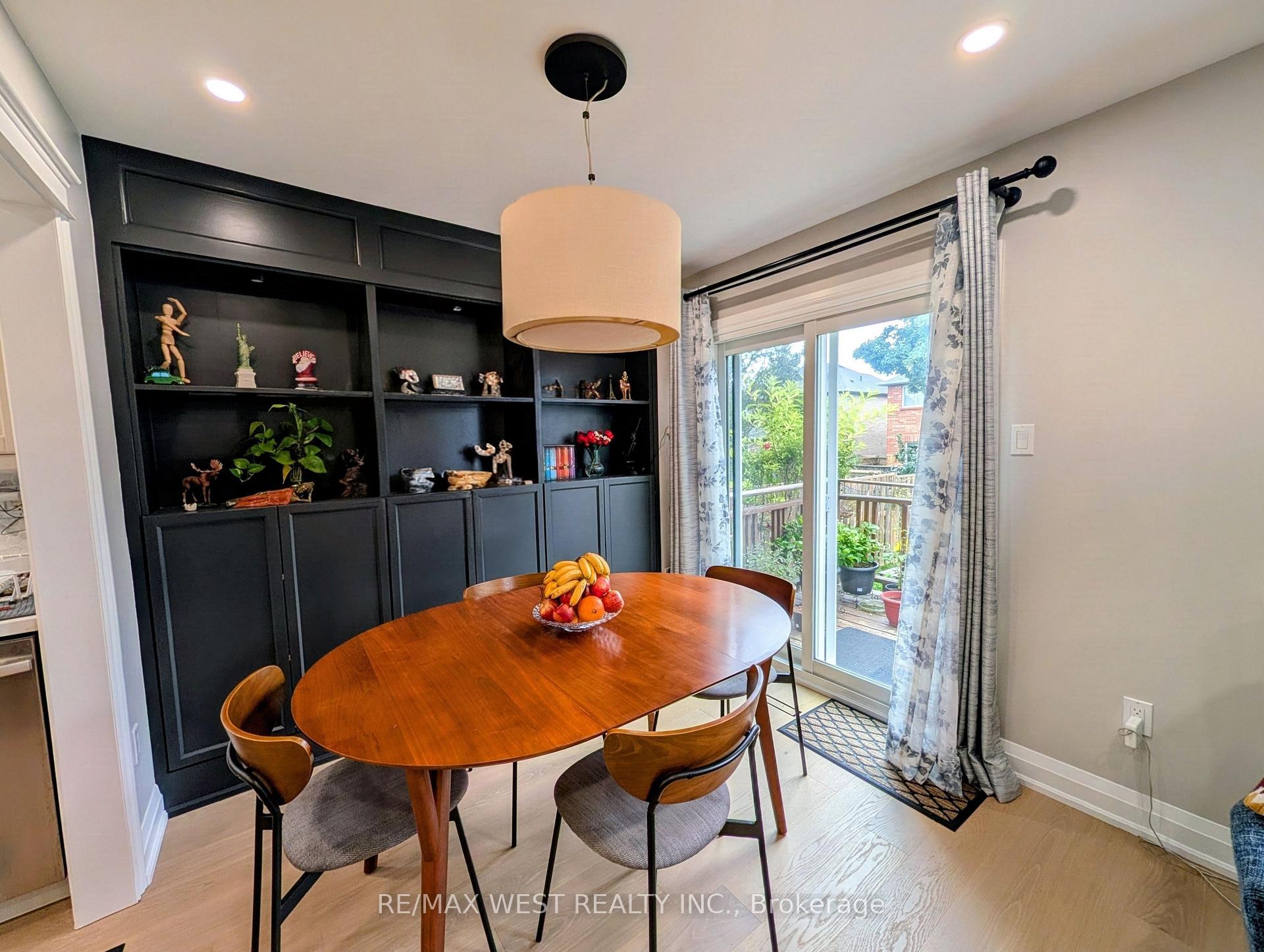 Photo 9 of 2213 Ridge Landing, Oakville, West Oak Trails — HOMEH