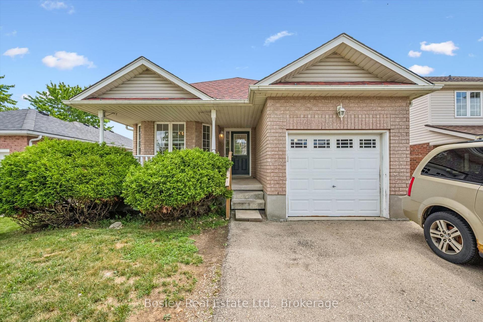 Photo 3 of 4 Hayward Crescent, Guelph, Clairfields/Hanlon Business Park — HOMEH