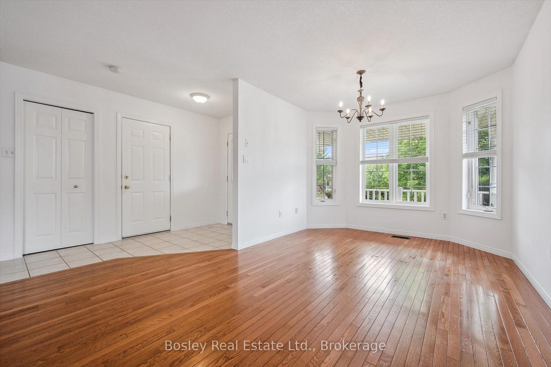 Photo 8 of 4 Hayward Crescent, Guelph, Clairfields/Hanlon Business Park — HOMEH