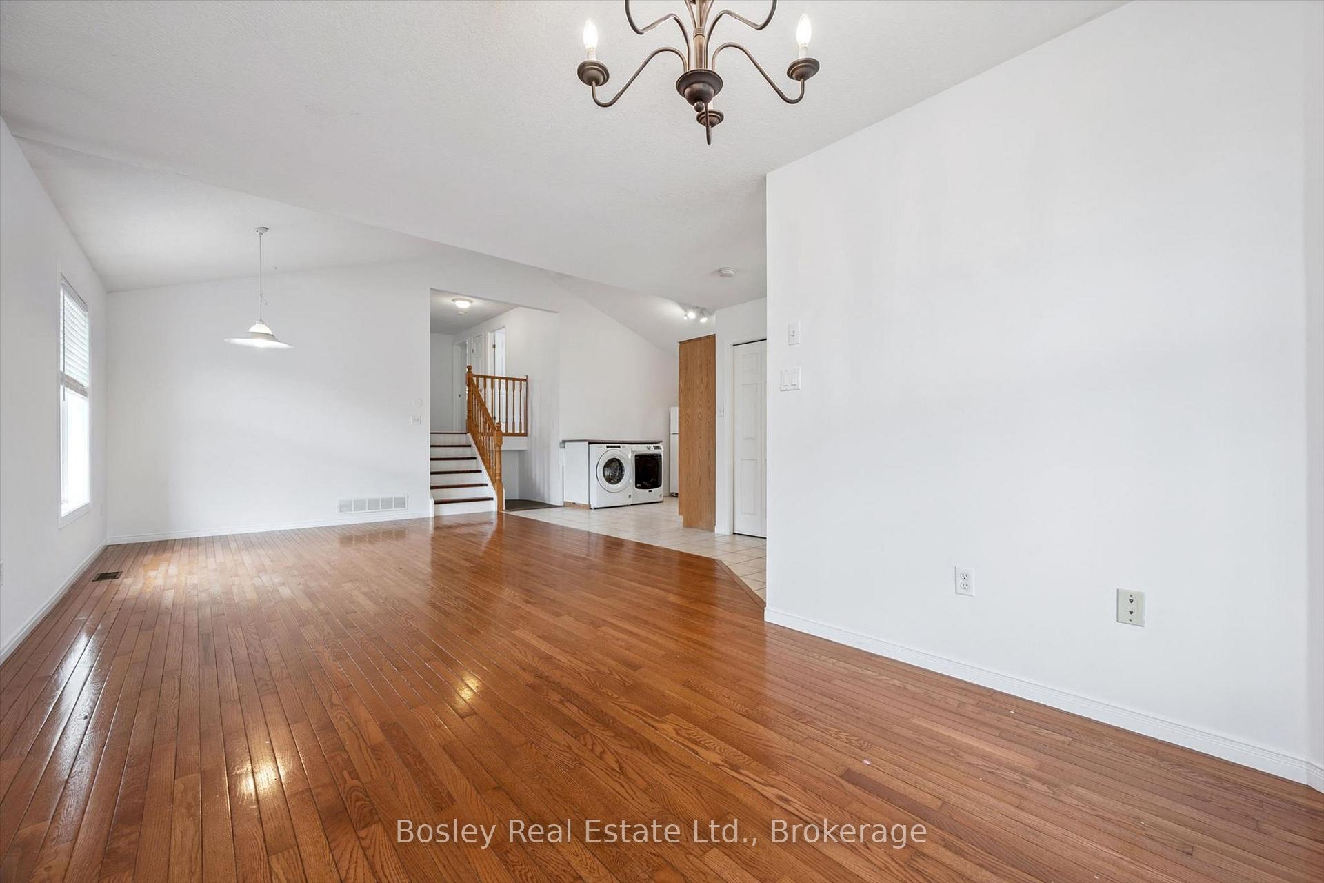 Photo 9 of 4 Hayward Crescent, Guelph, Clairfields/Hanlon Business Park — HOMEH