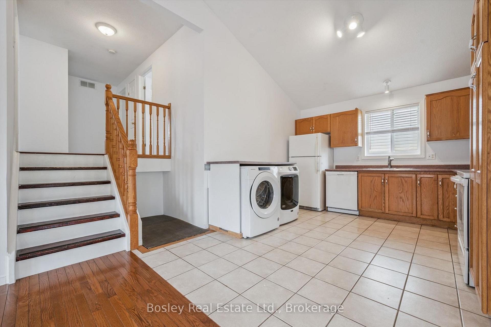Photo 11 of 4 Hayward Crescent, Guelph, Clairfields/Hanlon Business Park — HOMEH