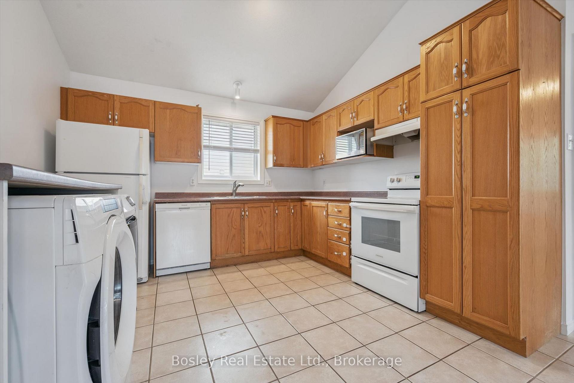 Photo 12 of 4 Hayward Crescent, Guelph, Clairfields/Hanlon Business Park — HOMEH