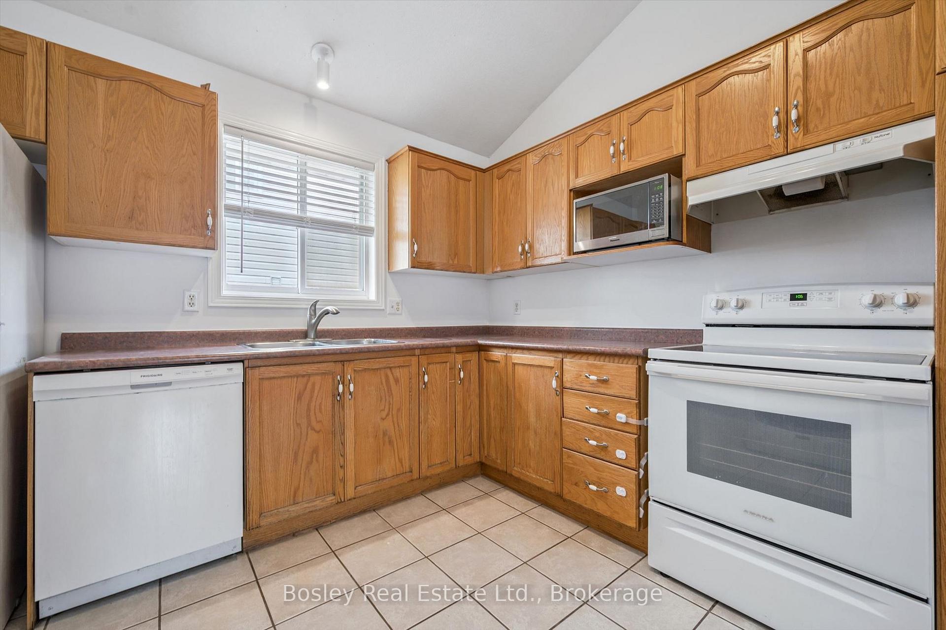 Photo 14 of 4 Hayward Crescent, Guelph, Clairfields/Hanlon Business Park — HOMEH