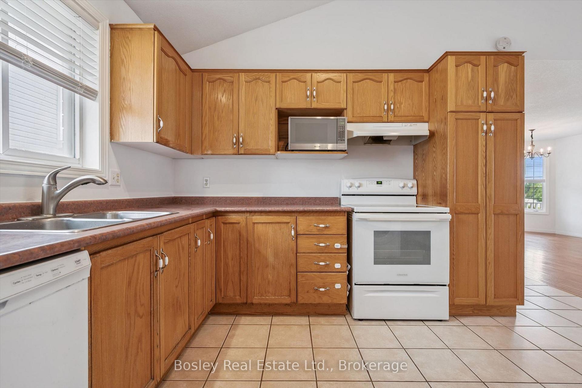 Photo 15 of 4 Hayward Crescent, Guelph, Clairfields/Hanlon Business Park — HOMEH