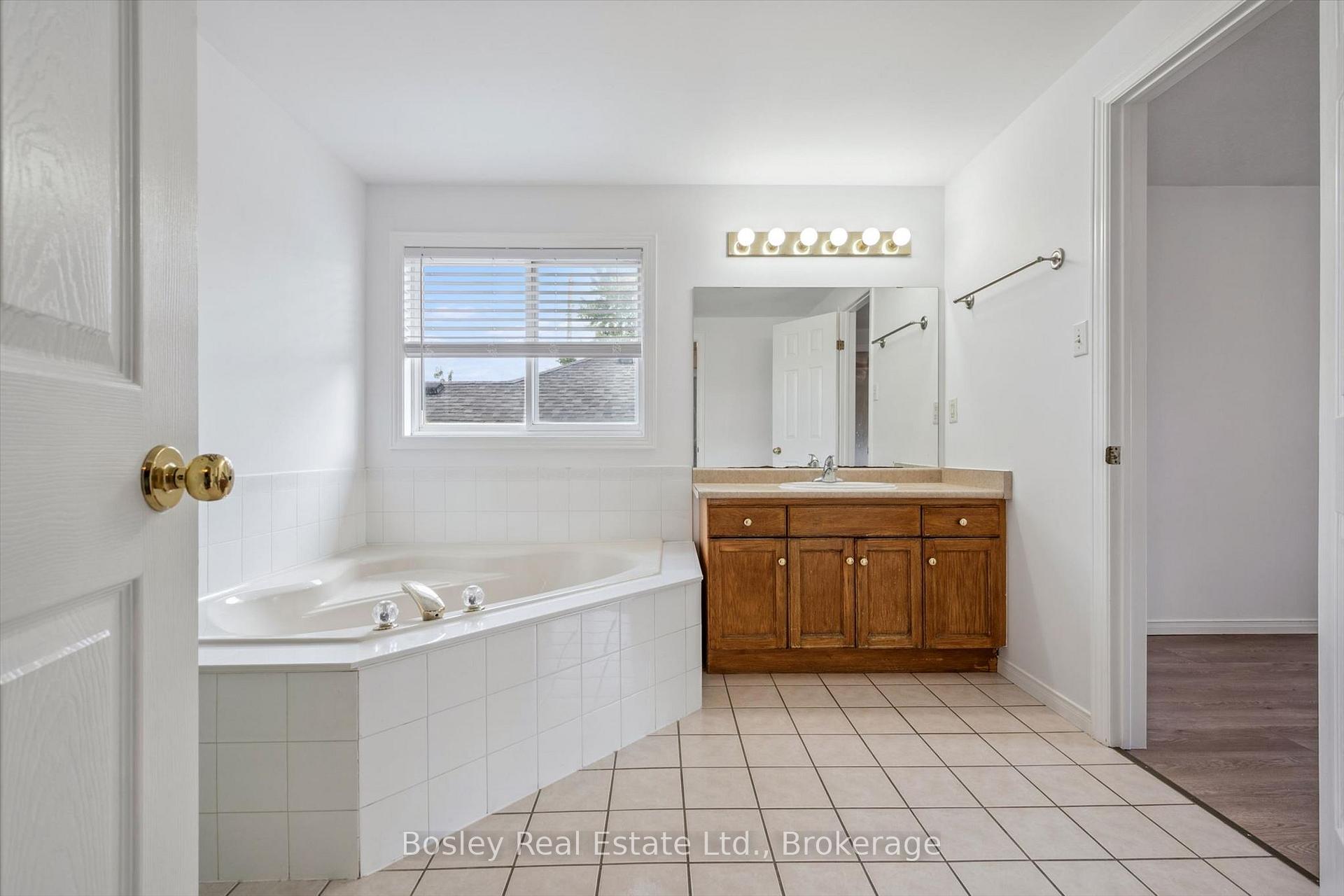 Photo 17 of 4 Hayward Crescent, Guelph, Clairfields/Hanlon Business Park — HOMEH