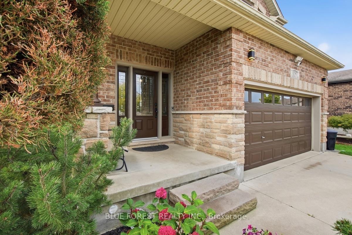 Photo 5 of 1197 Cardinal Road, London, South U — HOMEH