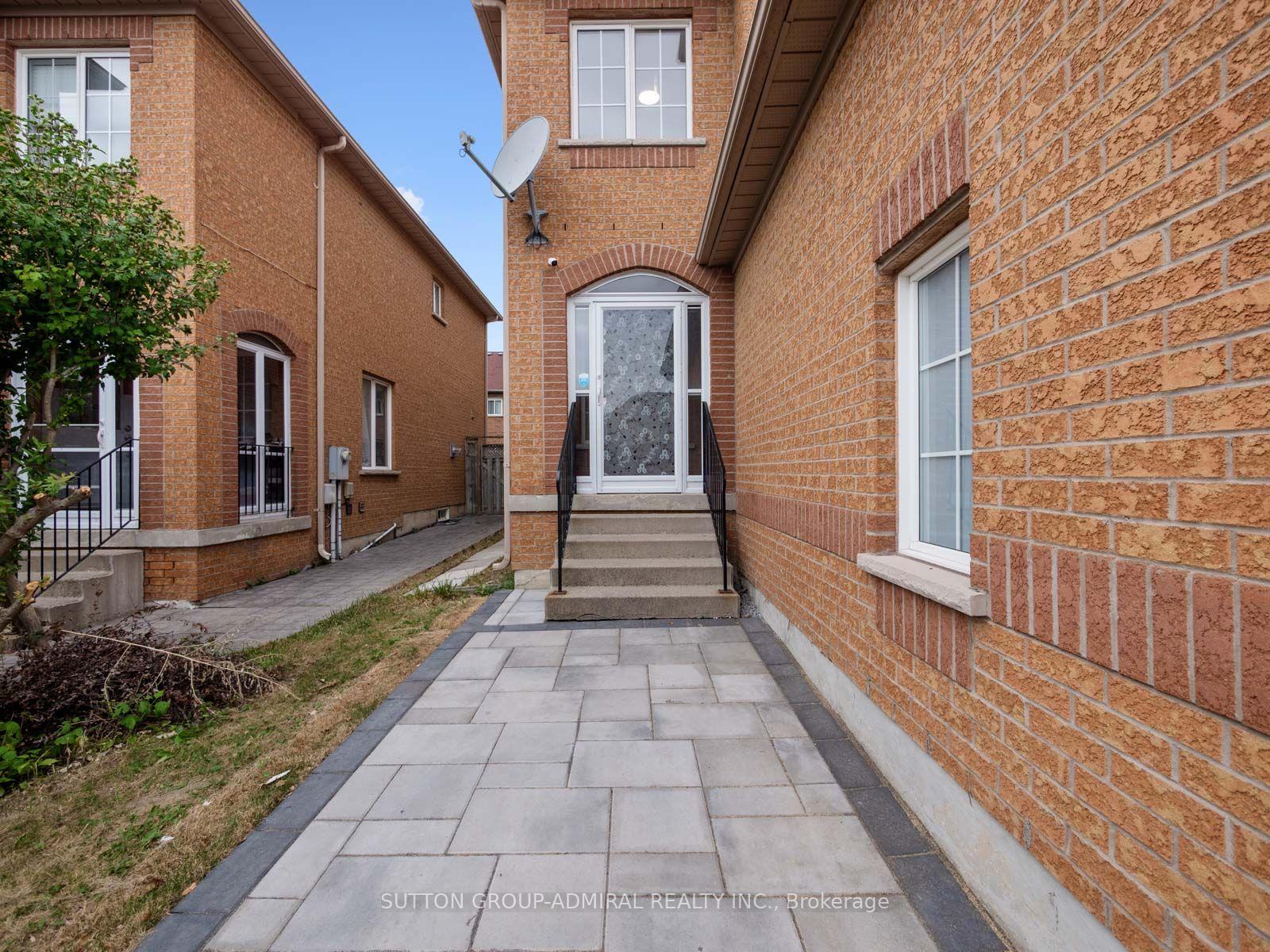 Photo 3 of 104 Parktree Drive, Vaughan, Maple — HOMEH
