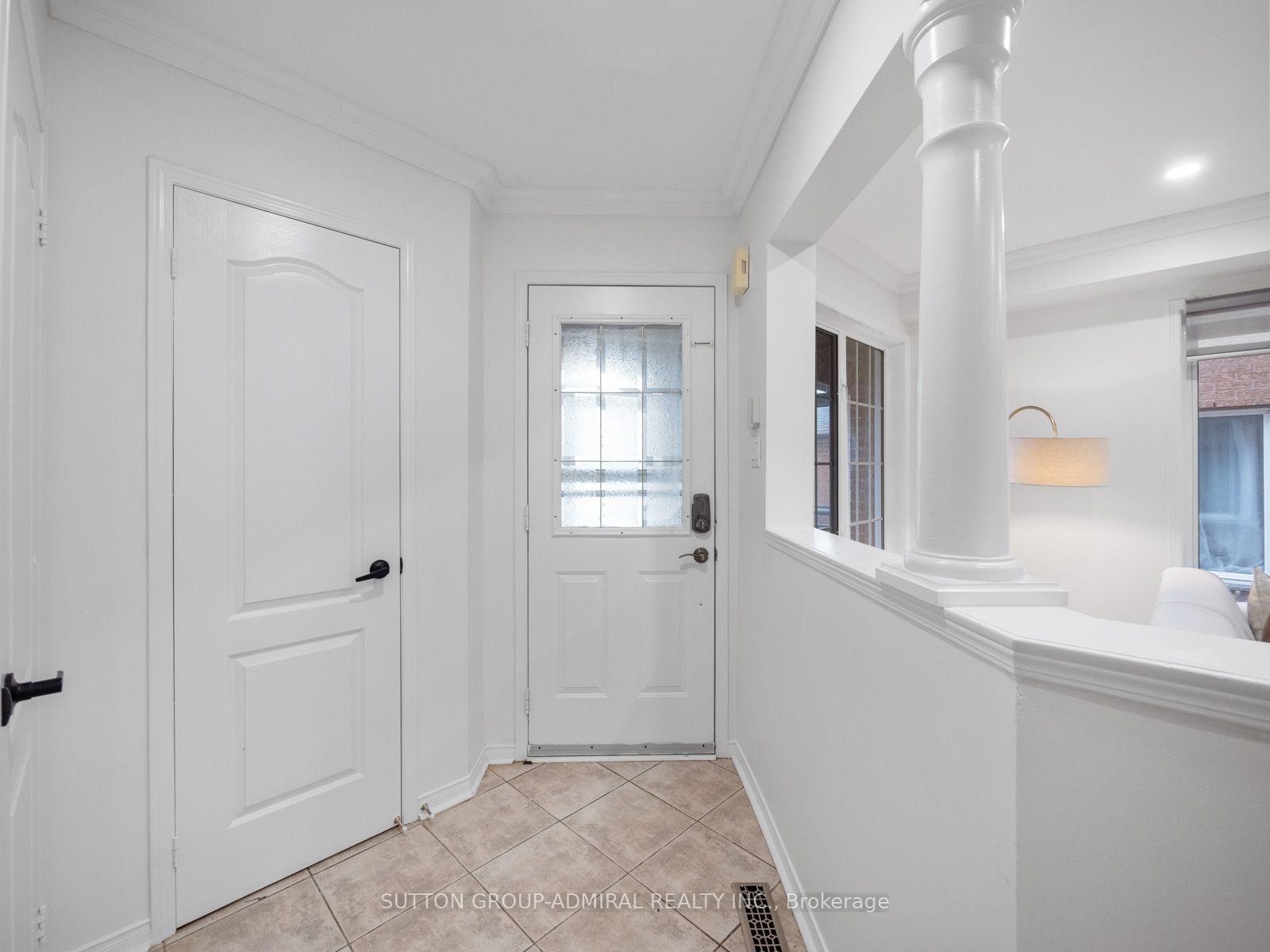 Photo 5 of 104 Parktree Drive, Vaughan, Maple — HOMEH