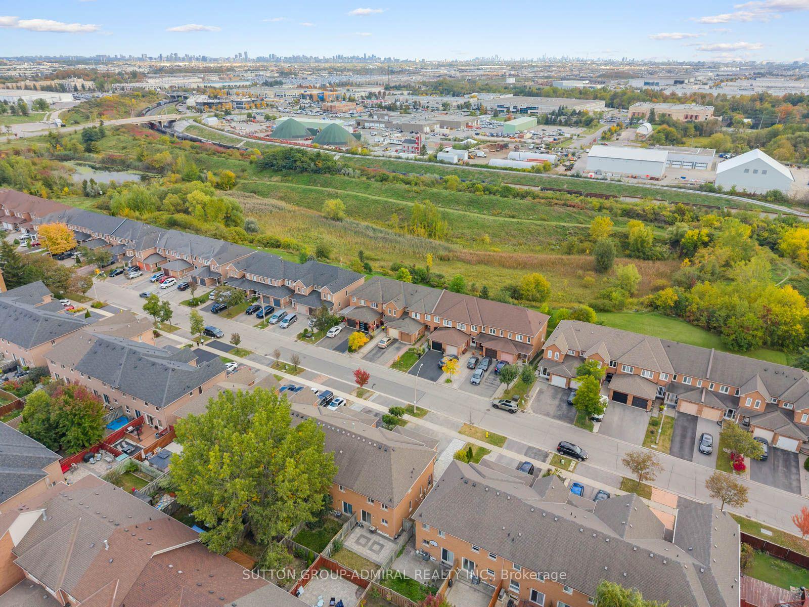 Photo 46 of 104 Parktree Drive, Vaughan, Maple — HOMEH