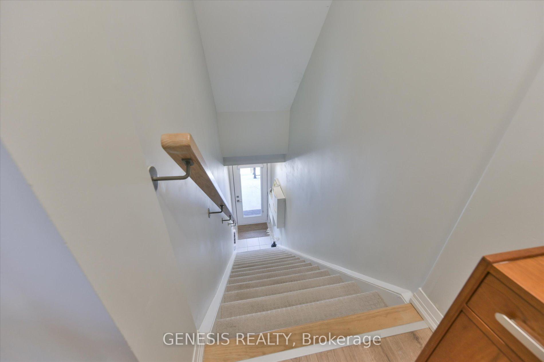 Photo 4 of Unit 243, 1145 Journeyman Lane E, Mississauga, Clarkson — HOMEH