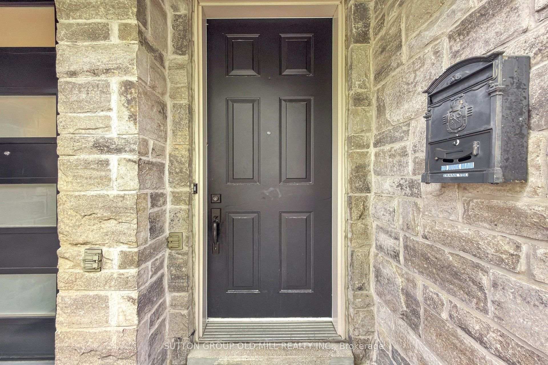 Photo 5 of 12 Gala Lane, Etobicoke, Stonegate-Queensway — HOMEH