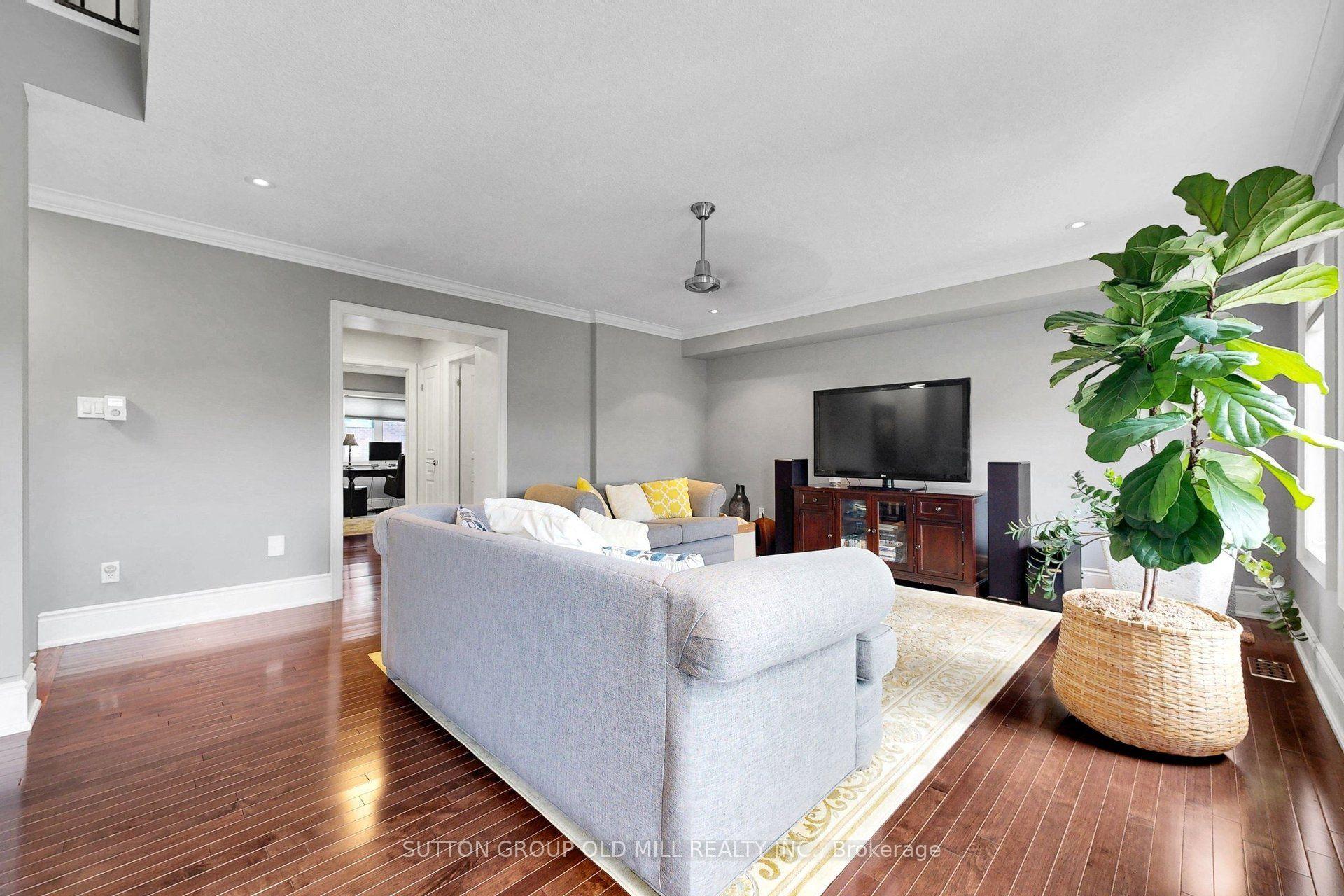 Photo 20 of 12 Gala Lane, Etobicoke, Stonegate-Queensway — HOMEH