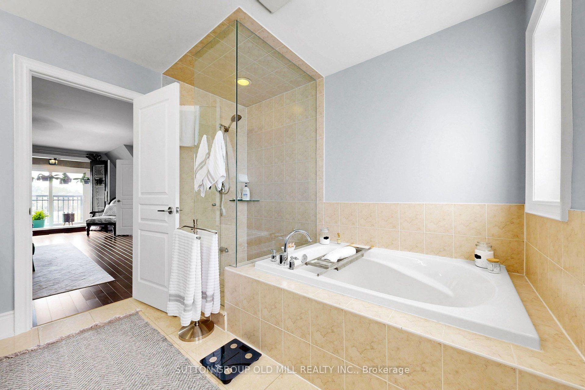 Photo 35 of 12 Gala Lane, Etobicoke, Stonegate-Queensway — HOMEH