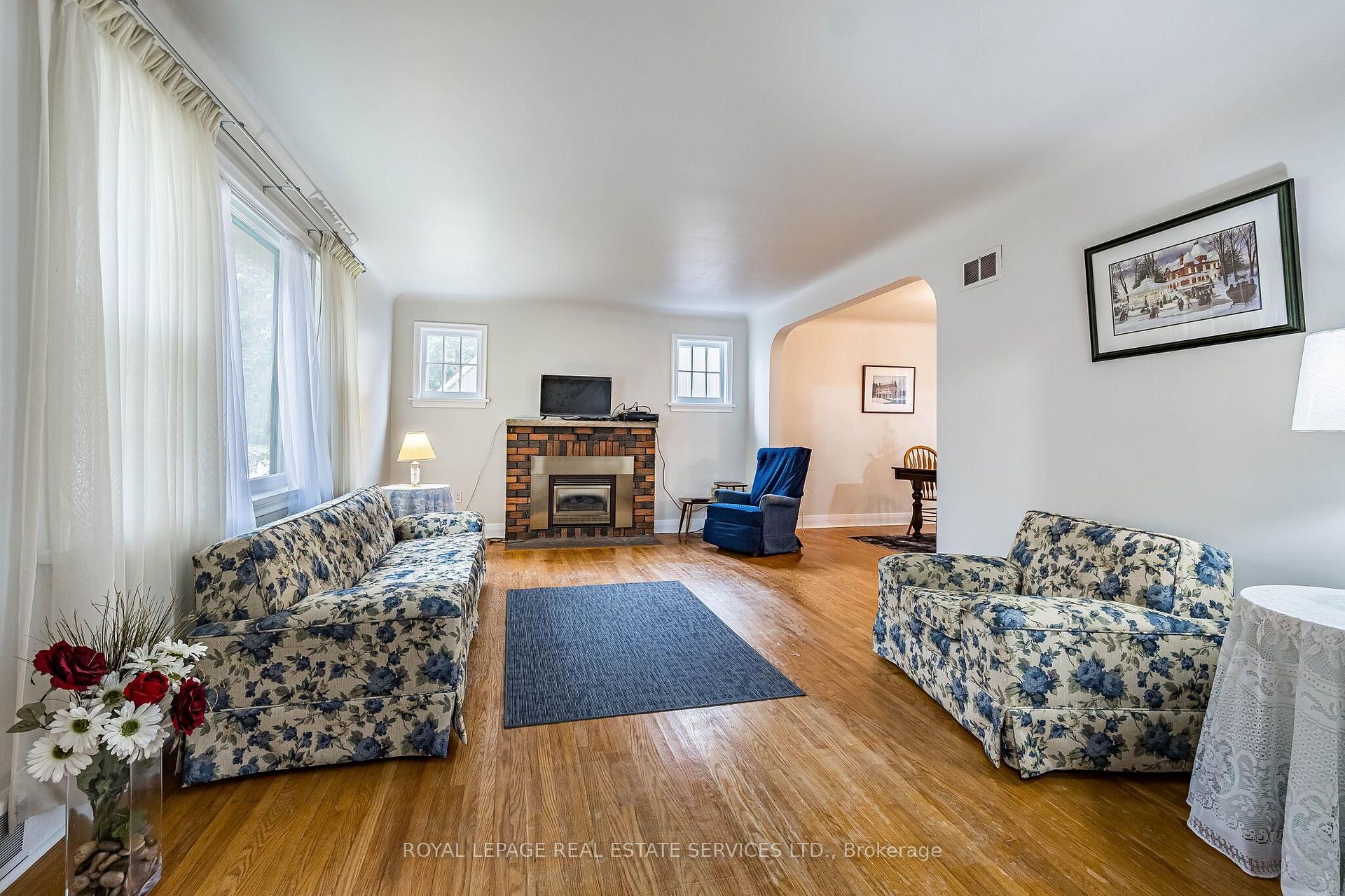 Photo 4 of 46 Frederick Street, Brampton, Downtown Brampton — HOMEH