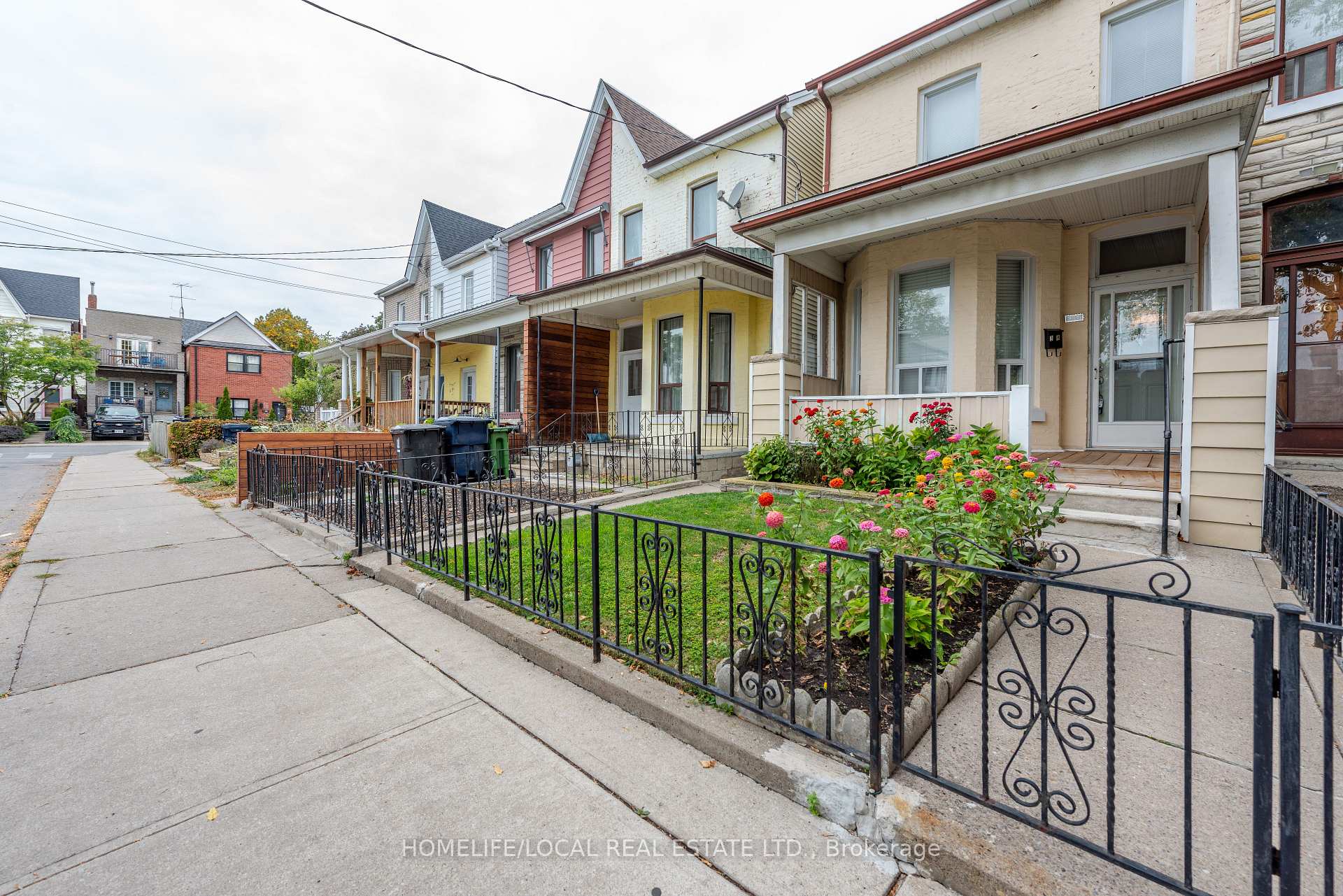 Photo 3 of 38 Gordon Street, Toronto, Little Portugal — HOMEH