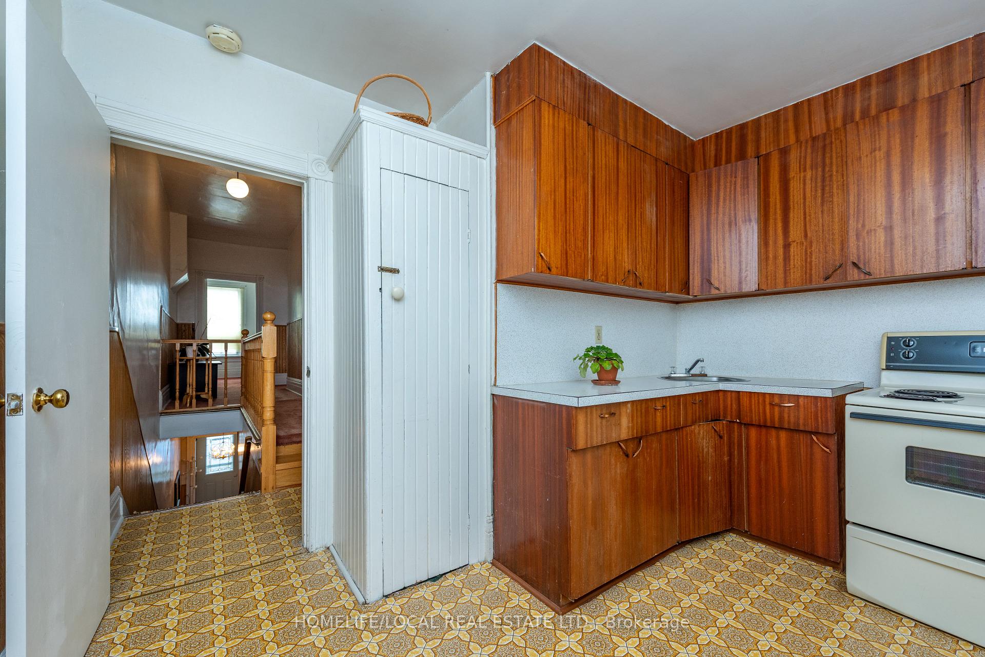 Photo 10 of 38 Gordon Street, Toronto, Little Portugal — HOMEH