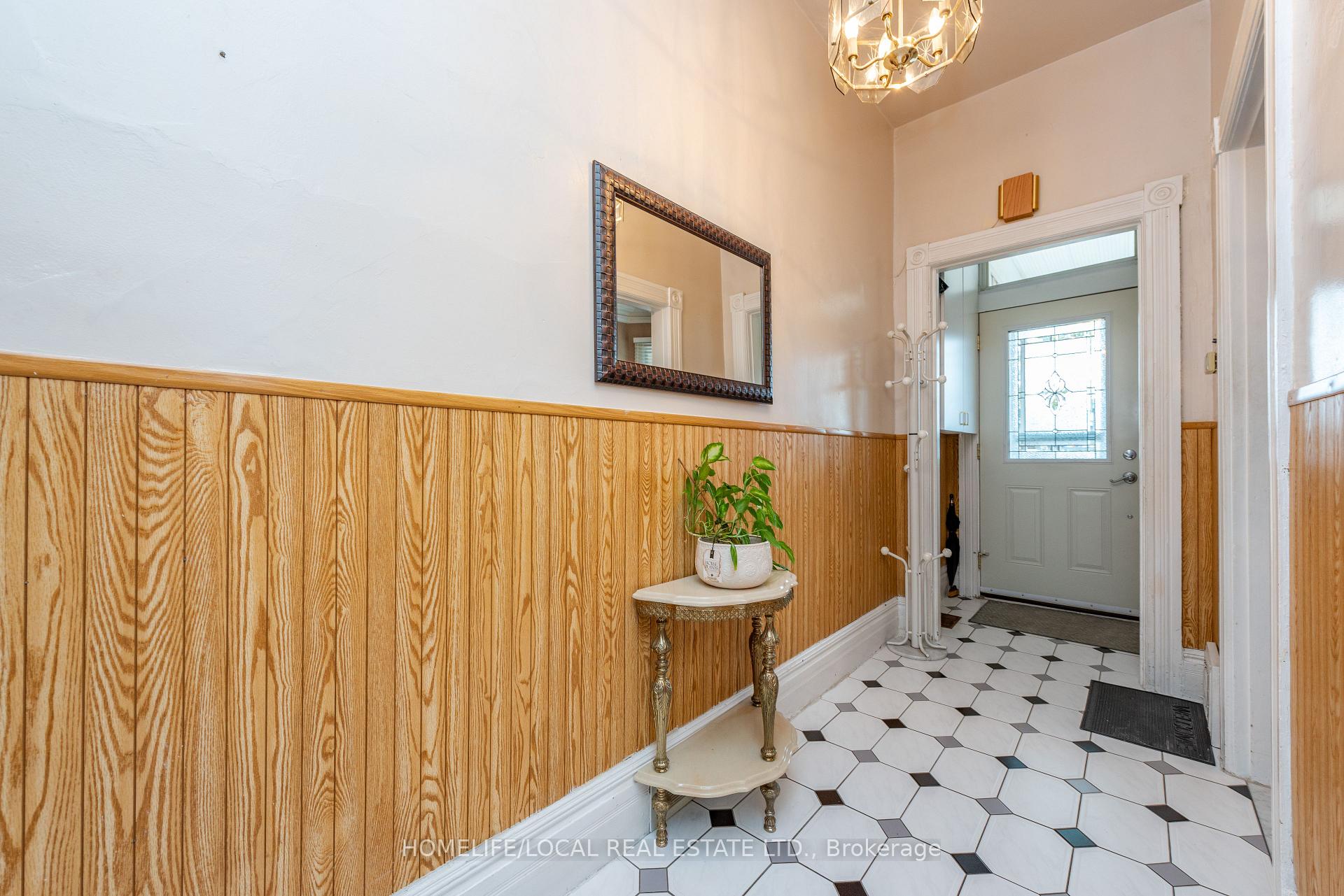 Photo 20 of 38 Gordon Street, Toronto, Little Portugal — HOMEH