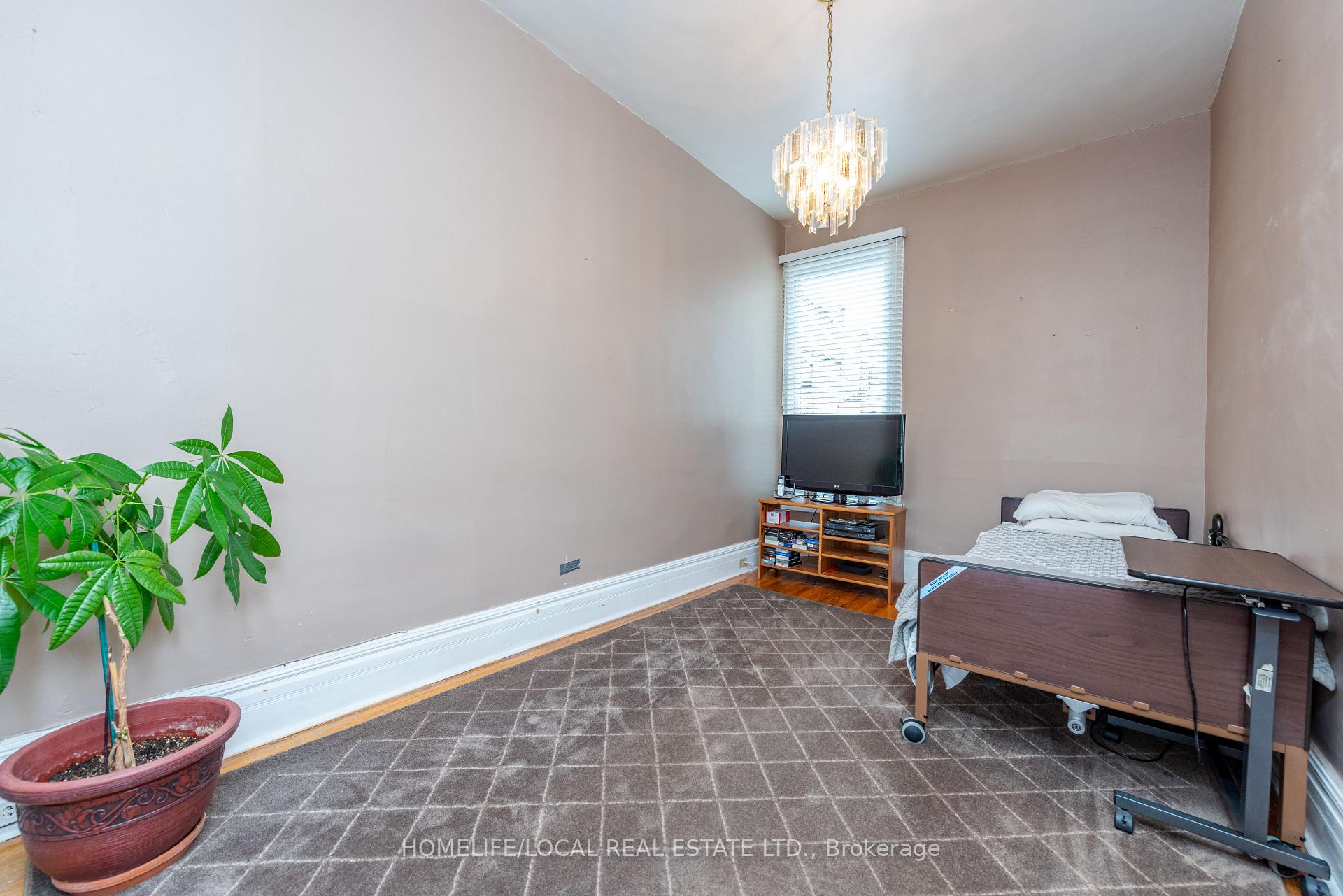 Photo 28 of 38 Gordon Street, Toronto, Little Portugal — HOMEH