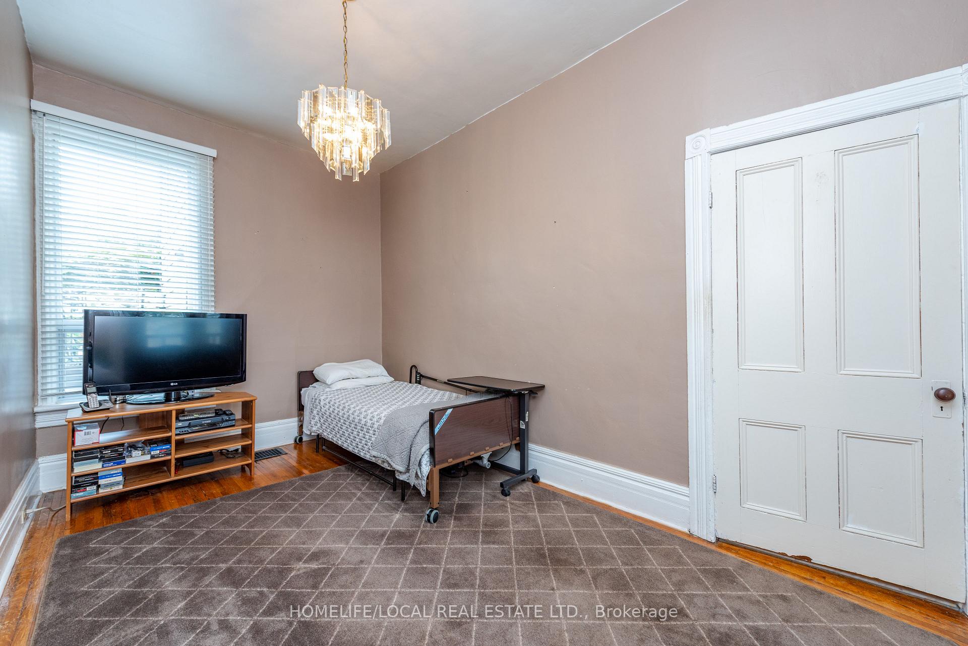 Photo 29 of 38 Gordon Street, Toronto, Little Portugal — HOMEH