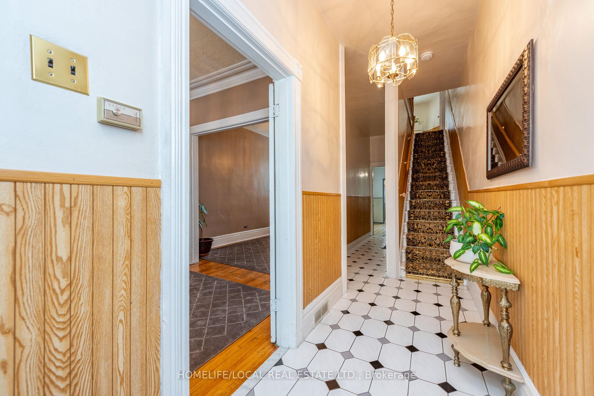 Photo 31 of 38 Gordon Street, Toronto, Little Portugal — HOMEH