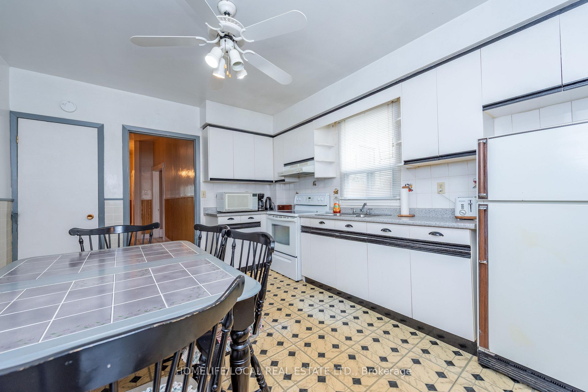 Photo 36 of 38 Gordon Street, Toronto, Little Portugal — HOMEH