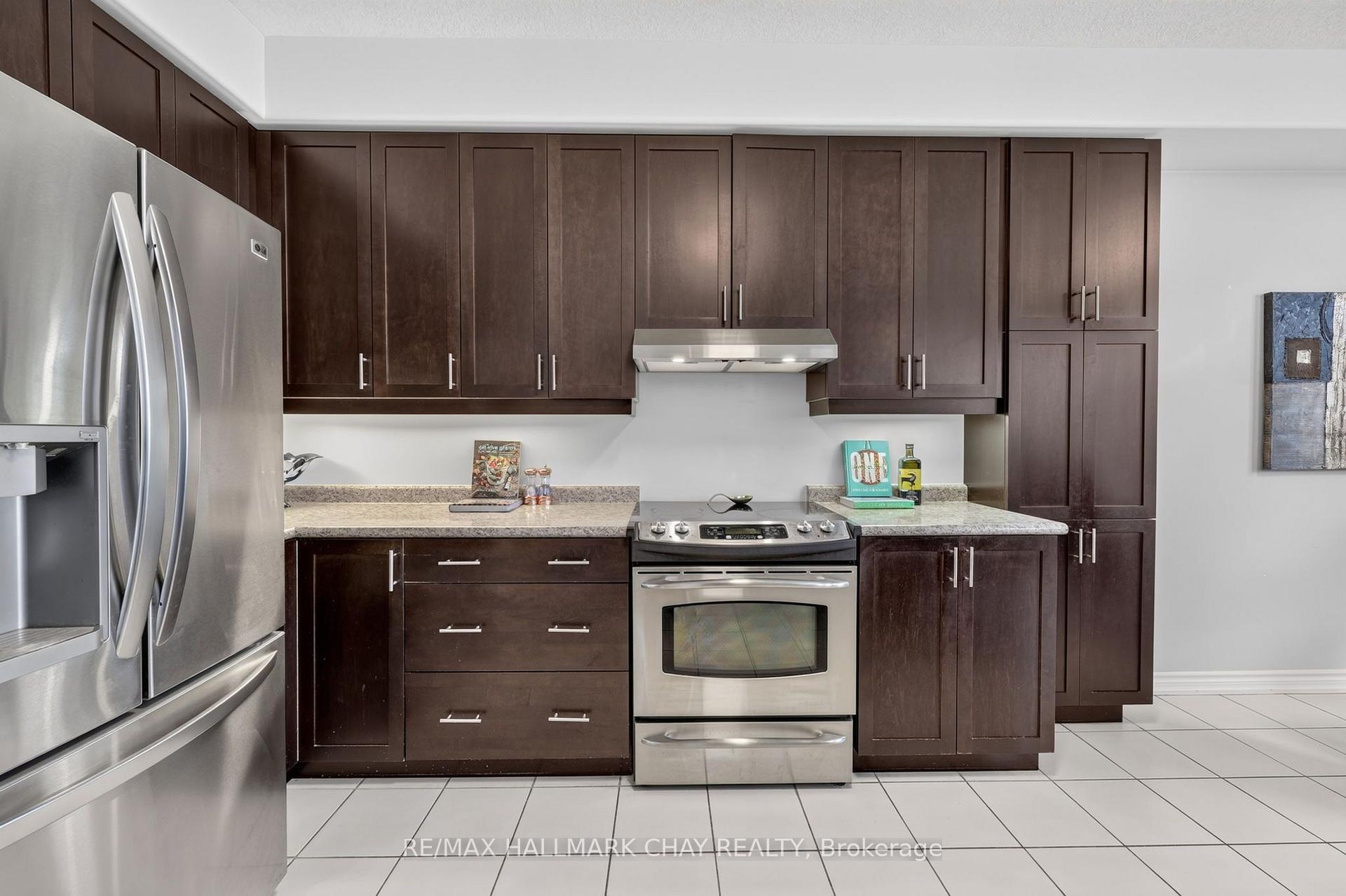 Photo 3 of 43 Graihawk Drive, Barrie, Ardagh — HOMEH