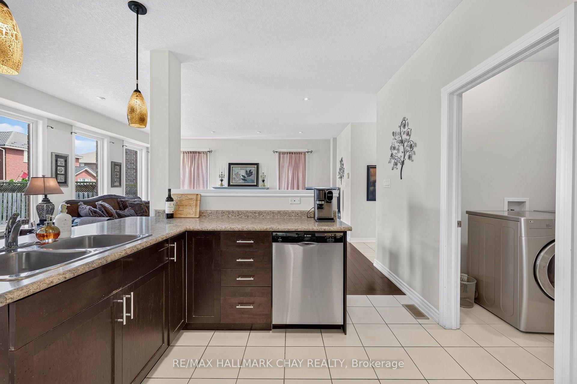 Photo 4 of 43 Graihawk Drive, Barrie, Ardagh — HOMEH