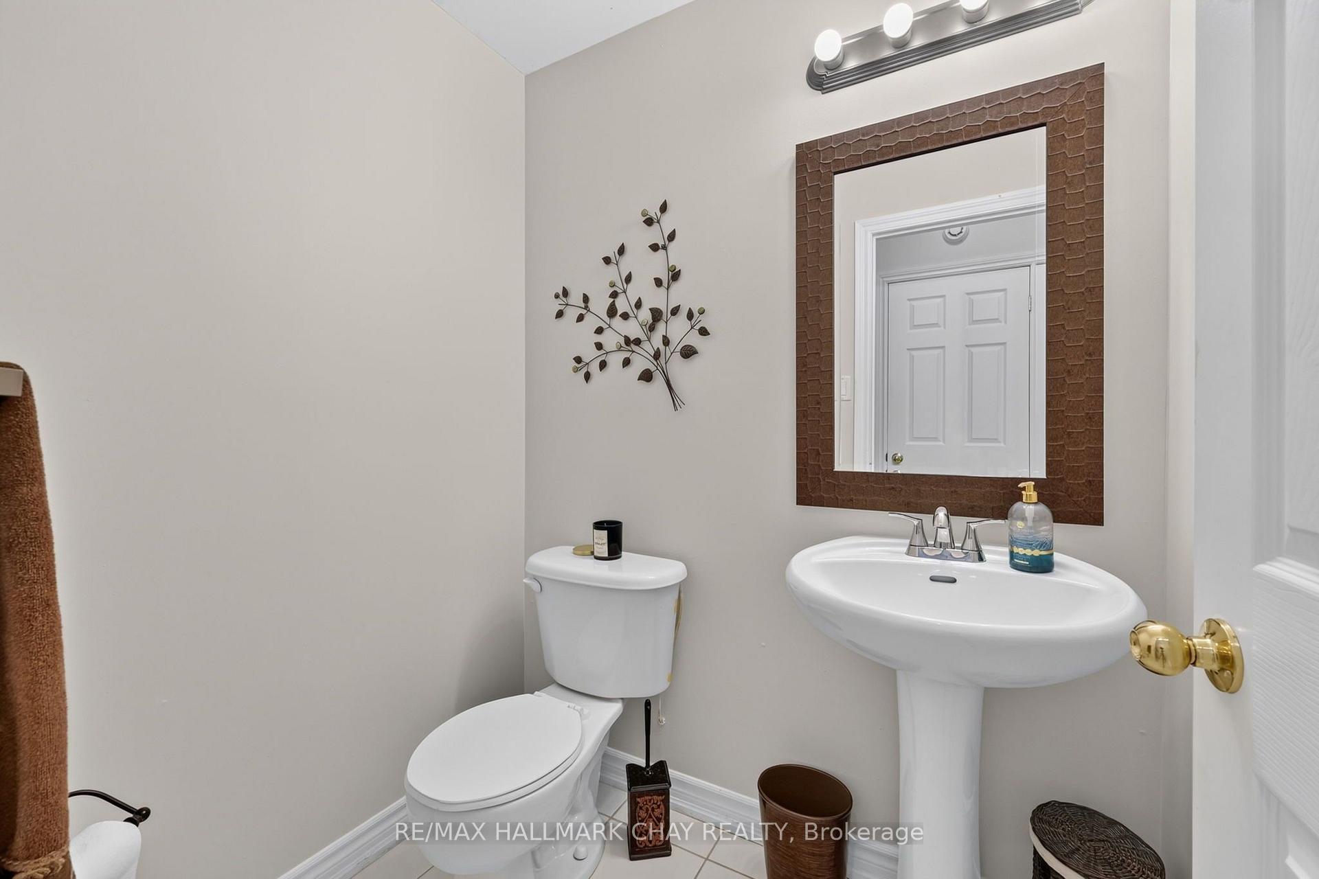 Photo 8 of 43 Graihawk Drive, Barrie, Ardagh — HOMEH