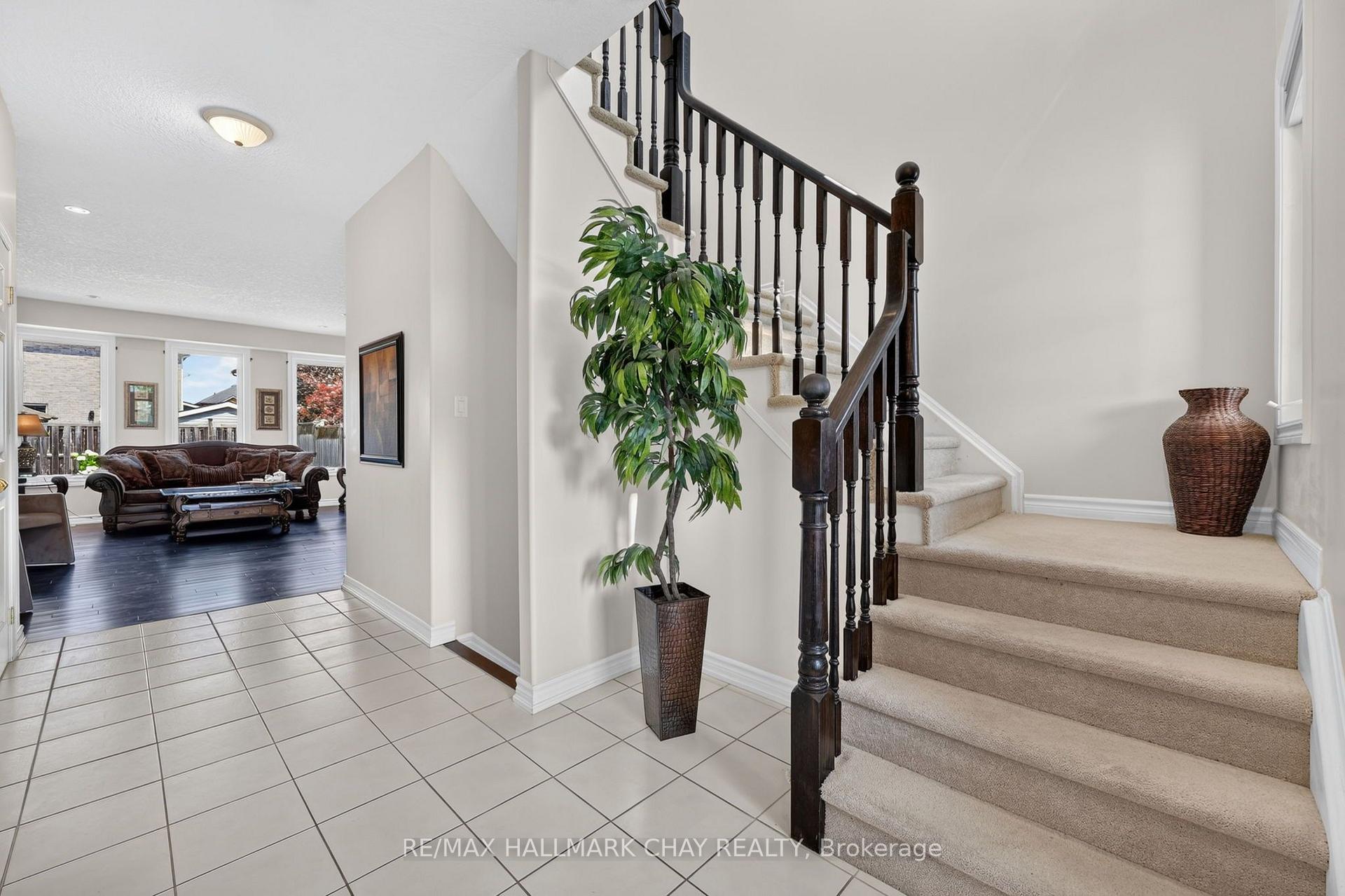 Photo 10 of 43 Graihawk Drive, Barrie, Ardagh — HOMEH