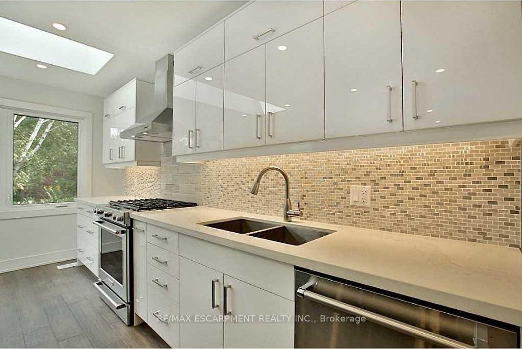 Photo 12 of 239 Guelph Line, Burlington, Roseland — HOMEH