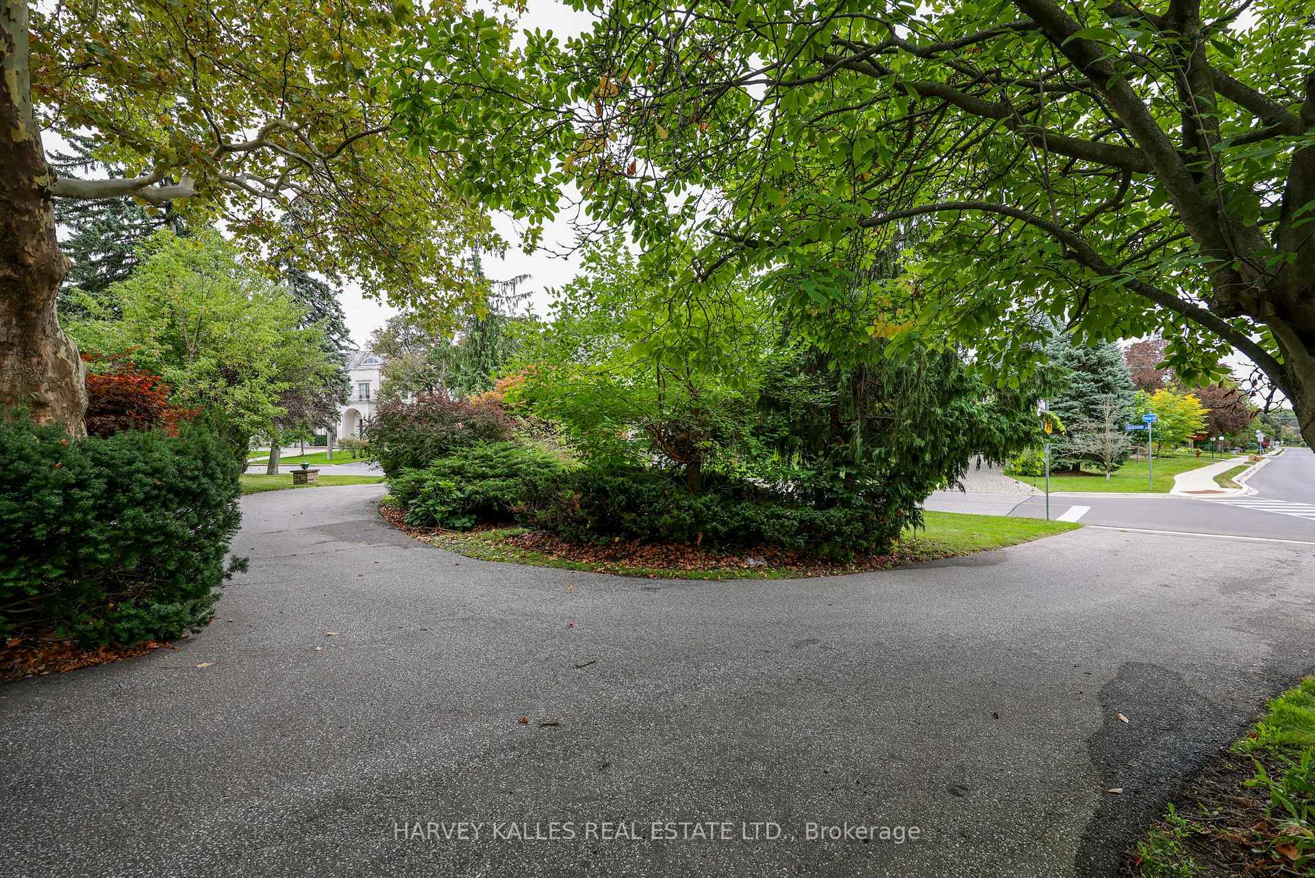 Photo 3 of 2 Clovestone Road, North York, St. Andrew-Windfields — HOMEH