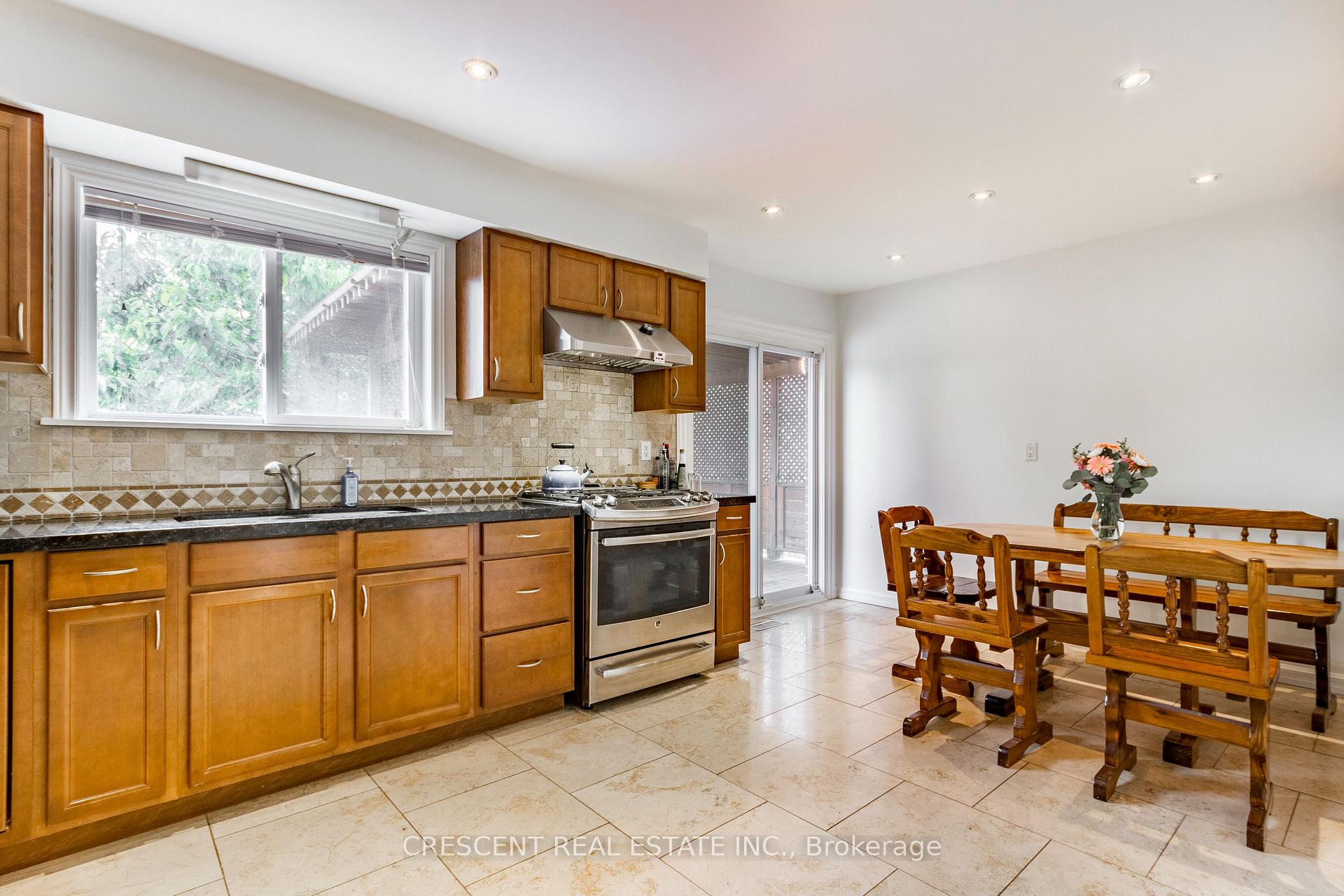 Photo 11 of 9 Clay Court, Etobicoke, Edenbridge-Humber Valley — HOMEH
