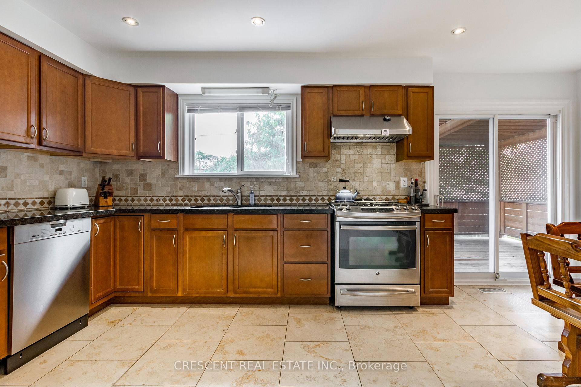 Photo 13 of 9 Clay Court, Etobicoke, Edenbridge-Humber Valley — HOMEH