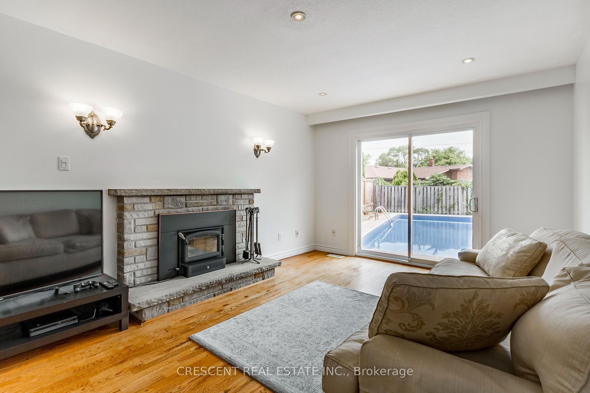 Photo 31 of 9 Clay Court, Etobicoke, Edenbridge-Humber Valley — HOMEH