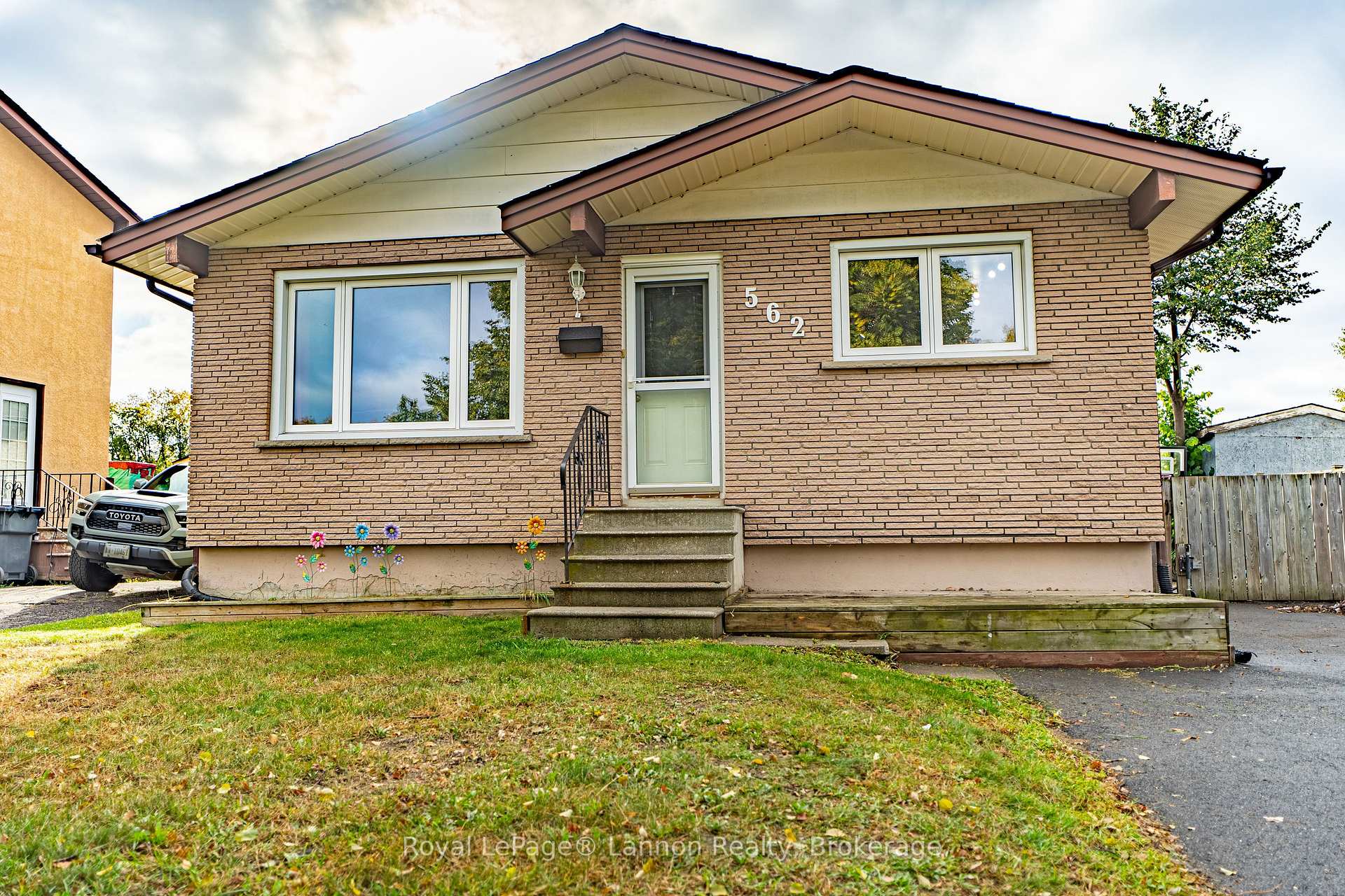 Photo 2 of 562 Simon Fraser Drive, Thunder Bay, Northwood Park — HOMEH