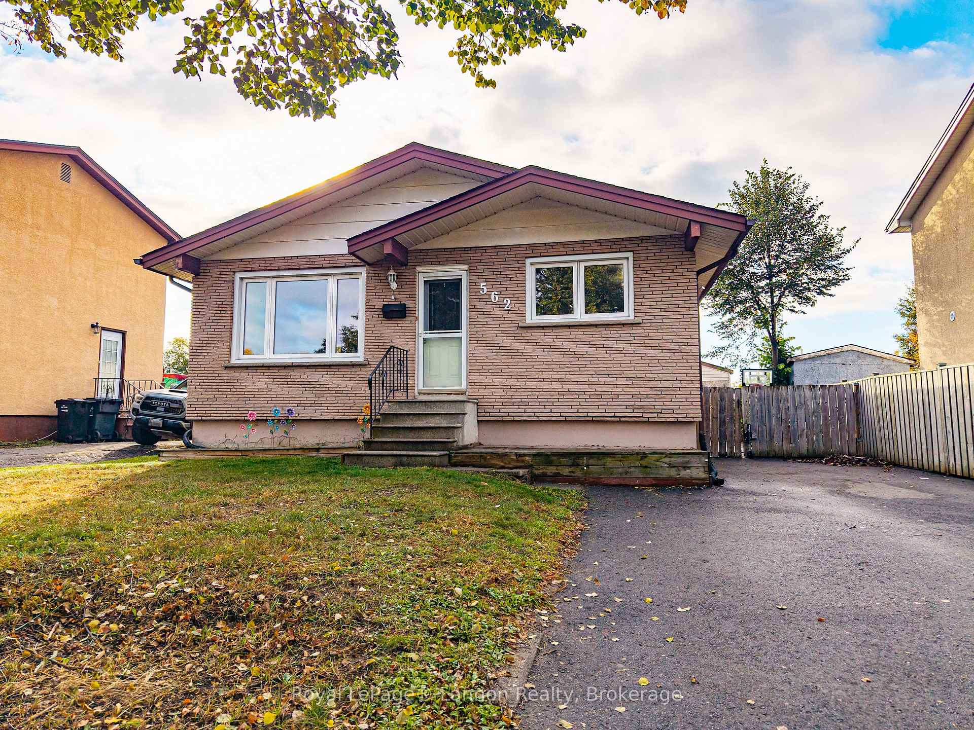 Photo 3 of 562 Simon Fraser Drive, Thunder Bay, Northwood Park — HOMEH