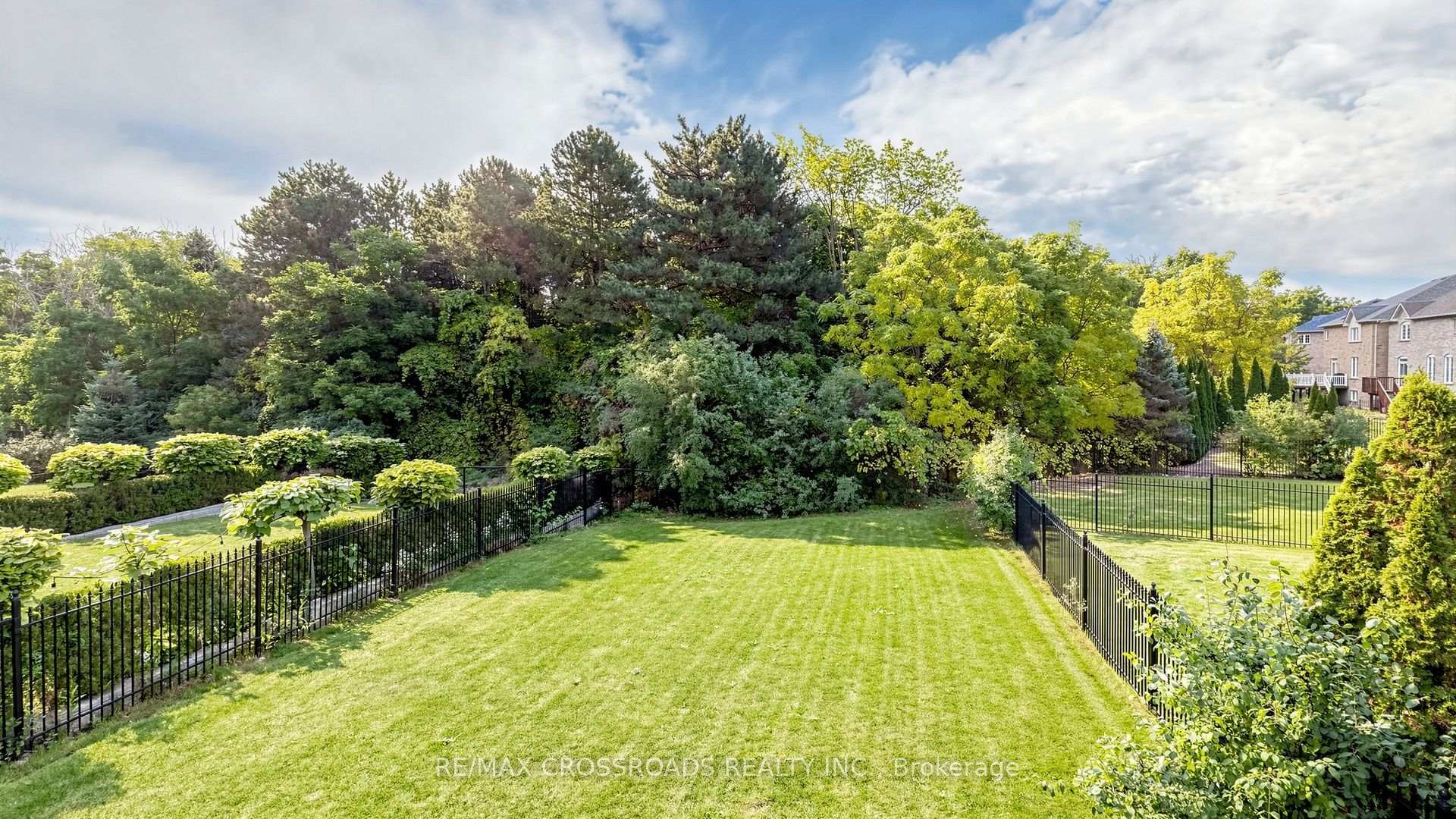 Photo 3 of 53 Castleglen Boulevard, Markham, Berczy — HOMEH