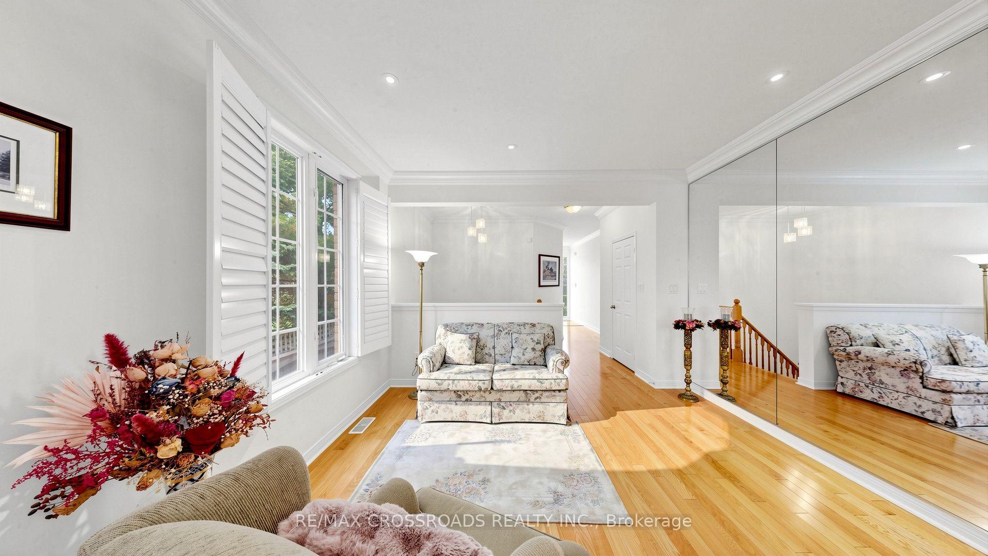 Photo 5 of 53 Castleglen Boulevard, Markham, Berczy — HOMEH