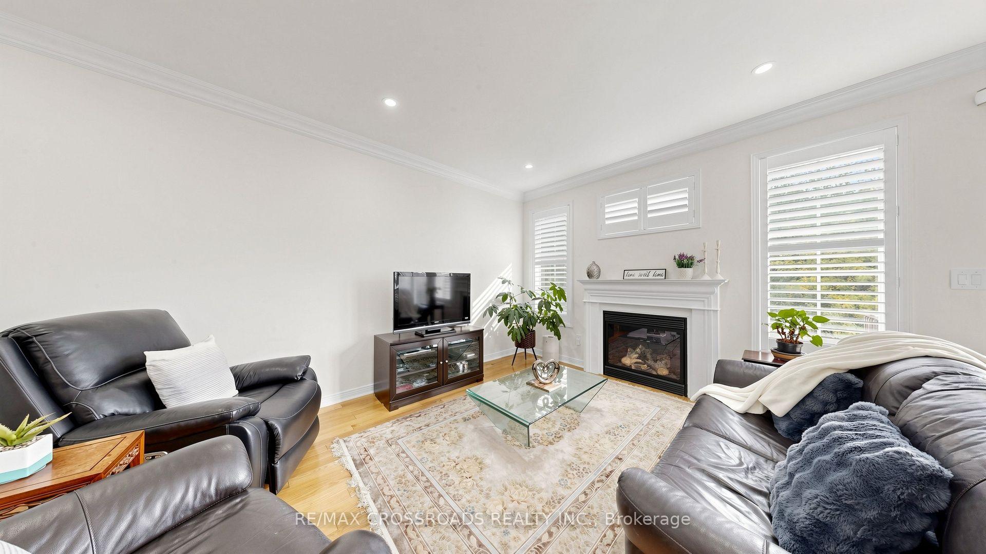 Photo 10 of 53 Castleglen Boulevard, Markham, Berczy — HOMEH