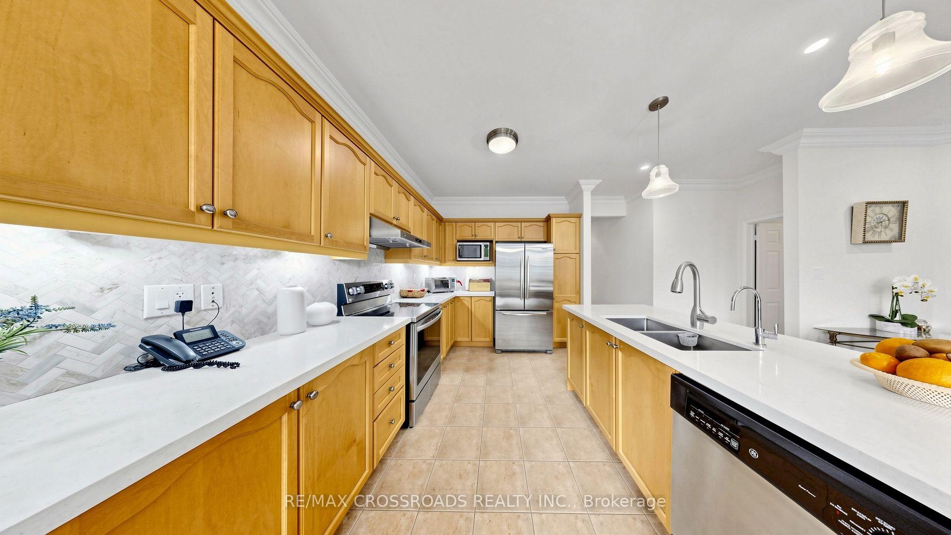 Photo 12 of 53 Castleglen Boulevard, Markham, Berczy — HOMEH