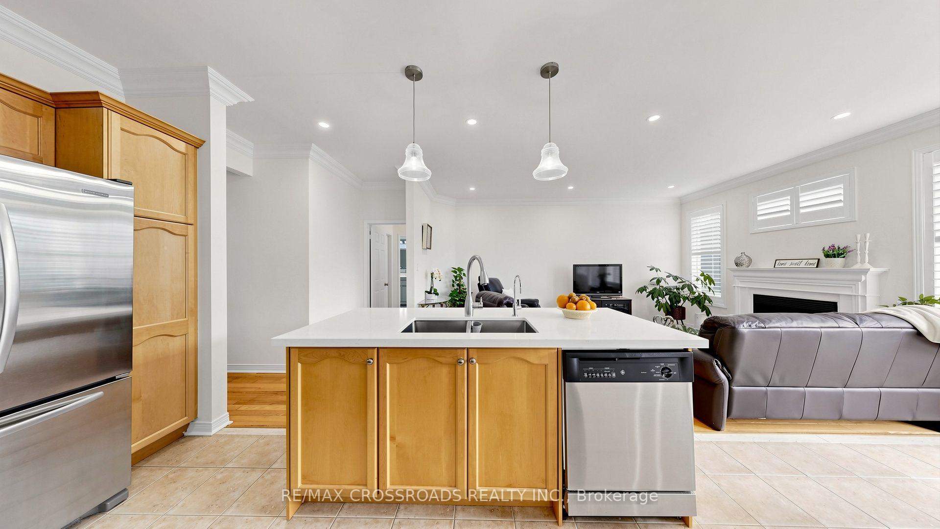 Photo 13 of 53 Castleglen Boulevard, Markham, Berczy — HOMEH