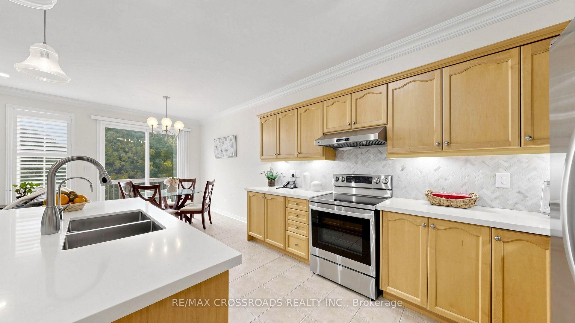 Photo 14 of 53 Castleglen Boulevard, Markham, Berczy — HOMEH