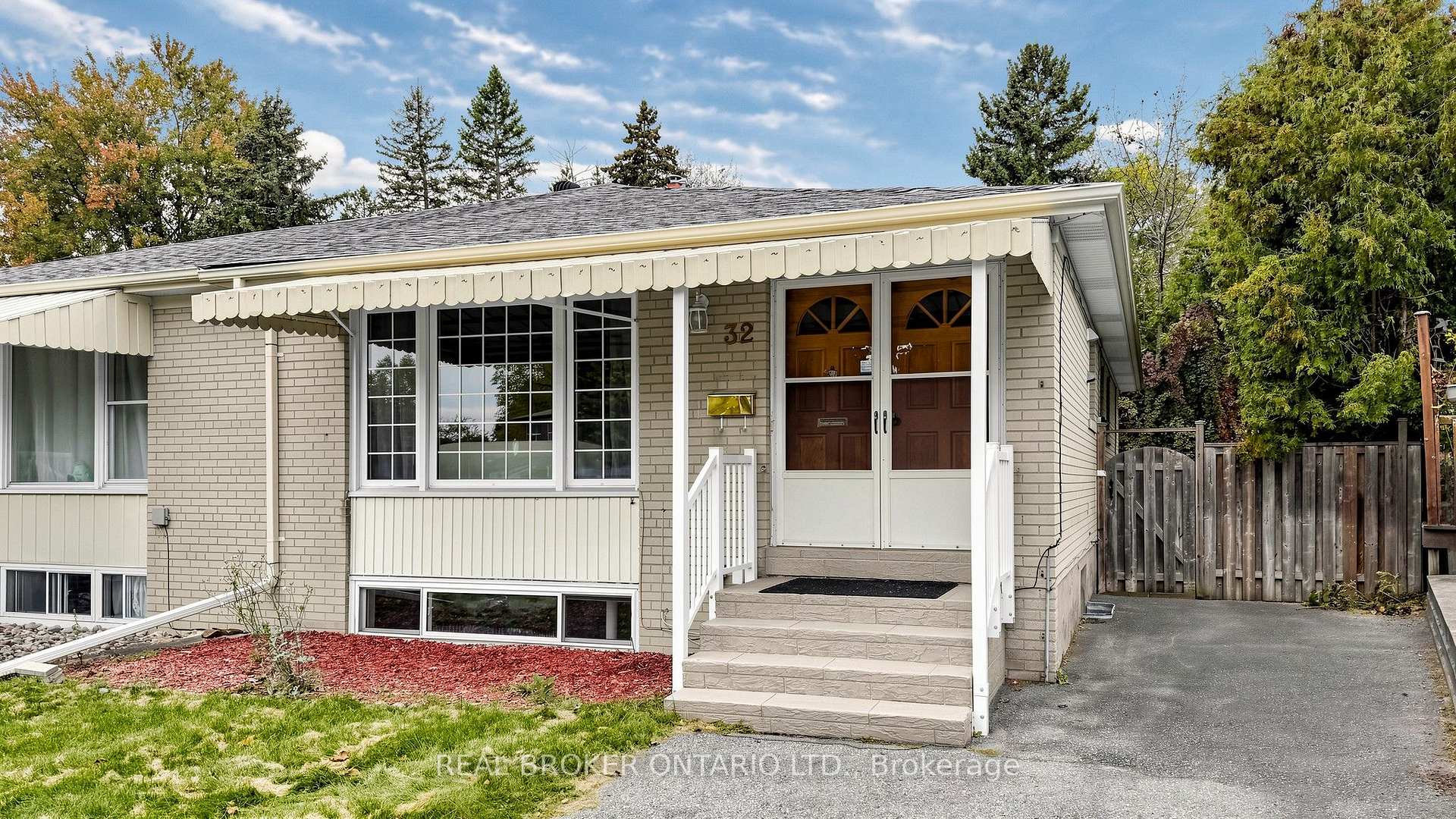 Photo 2 of 32 Cairnside Crescent, North York, Pleasant View — HOMEH