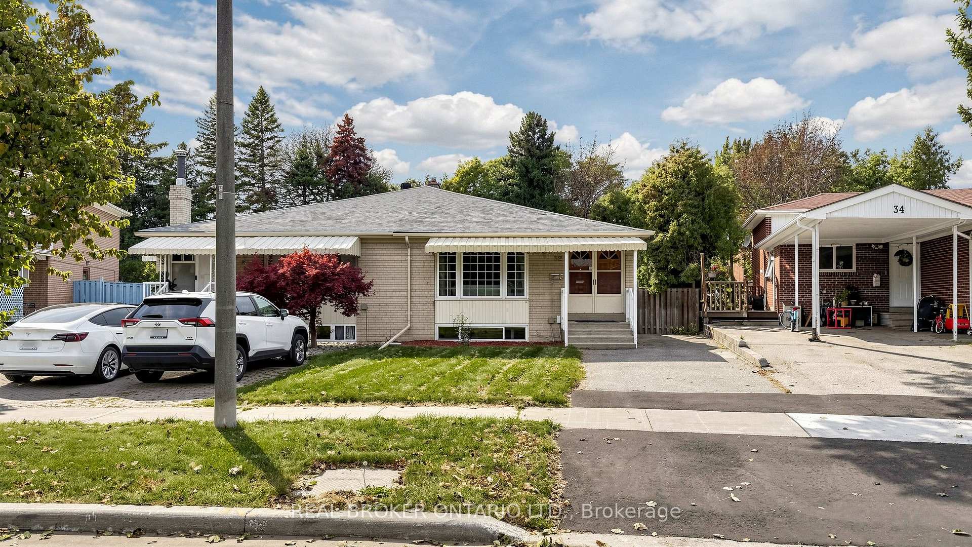 Photo 3 of 32 Cairnside Crescent, North York, Pleasant View — HOMEH