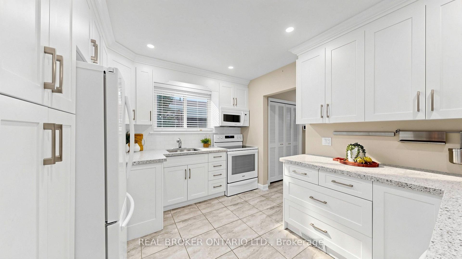 Photo 16 of 32 Cairnside Crescent, North York, Pleasant View — HOMEH