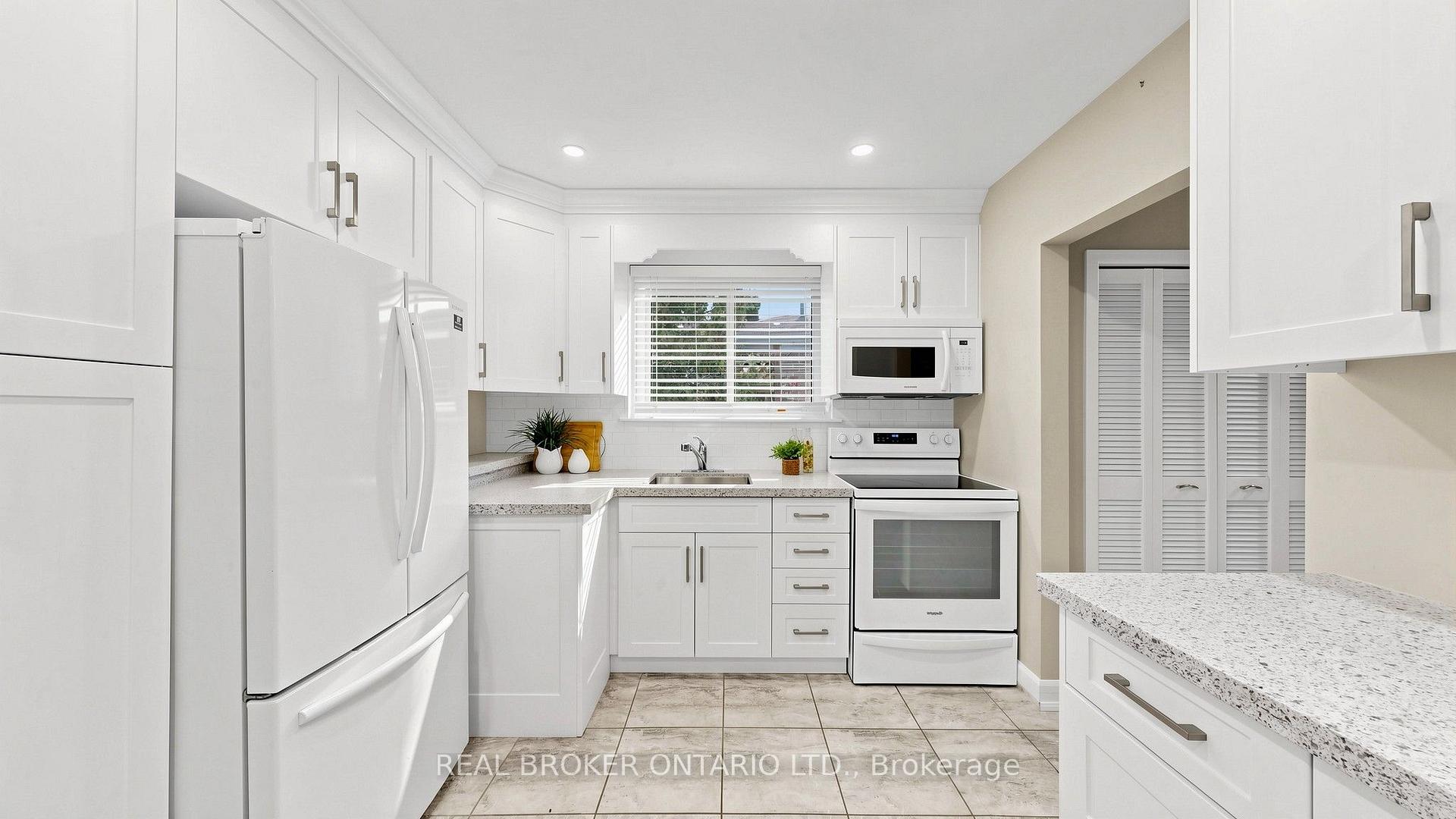 Photo 17 of 32 Cairnside Crescent, North York, Pleasant View — HOMEH