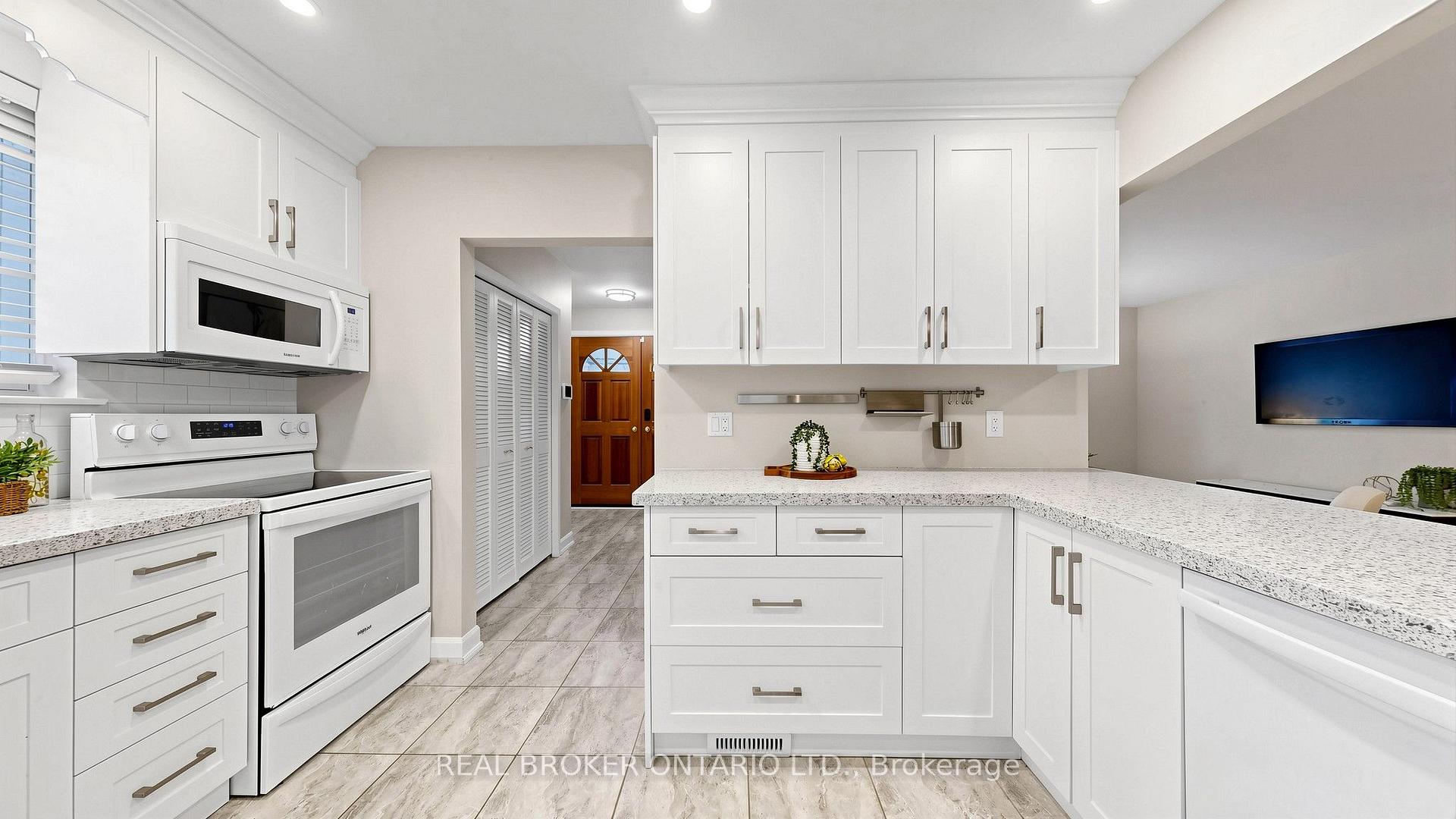 Photo 18 of 32 Cairnside Crescent, North York, Pleasant View — HOMEH