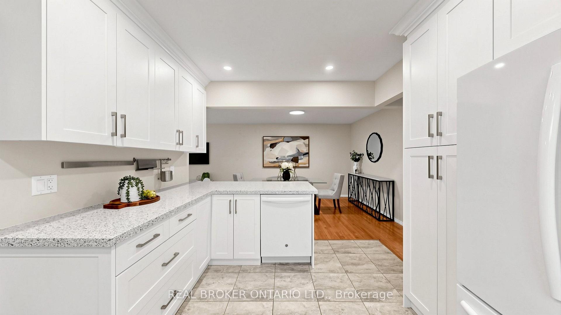 Photo 19 of 32 Cairnside Crescent, North York, Pleasant View — HOMEH