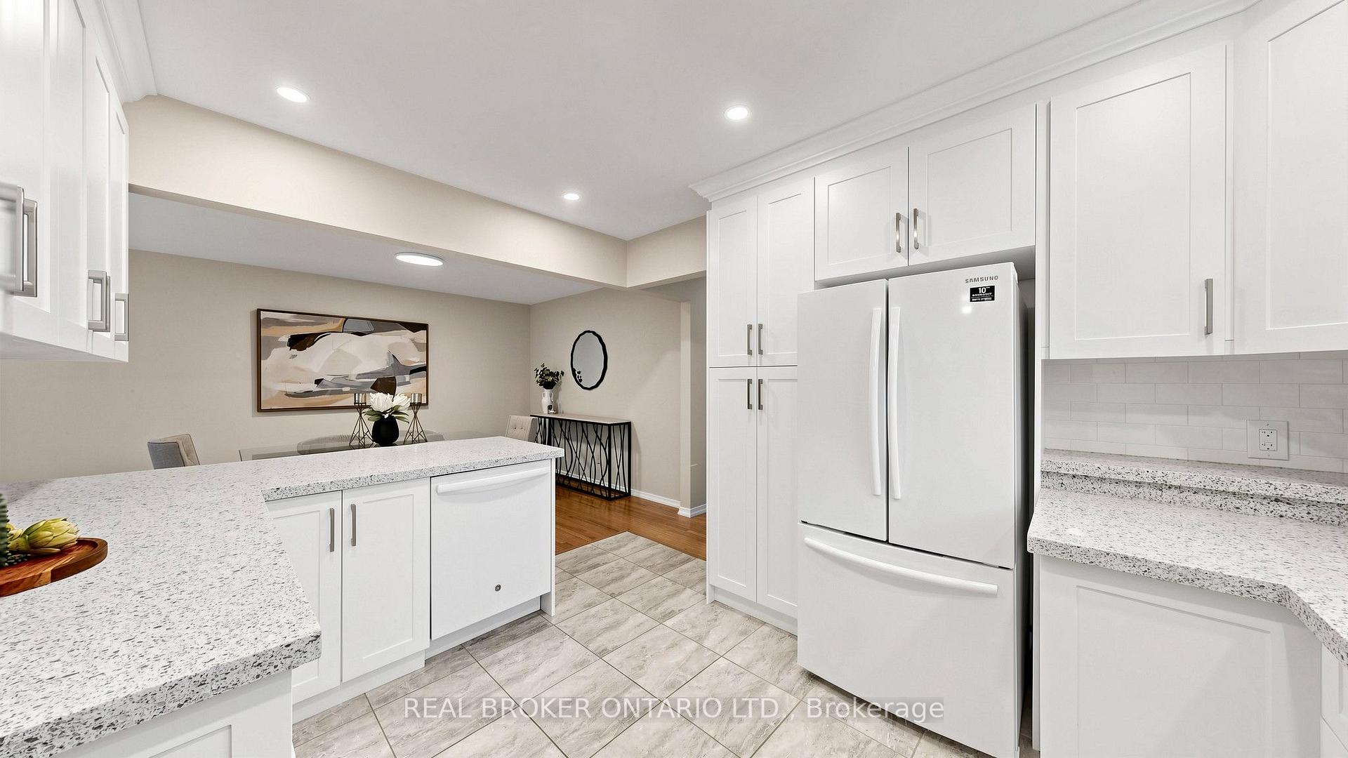 Photo 20 of 32 Cairnside Crescent, North York, Pleasant View — HOMEH