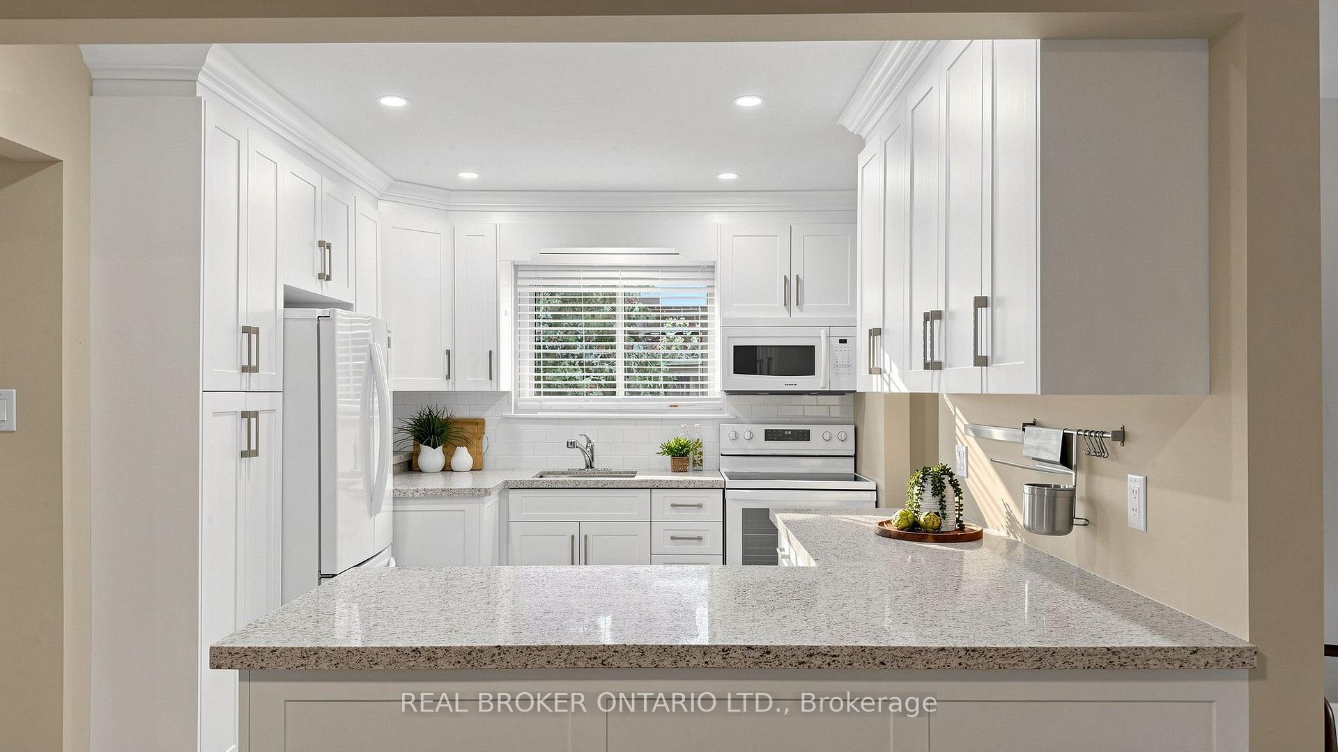Photo 21 of 32 Cairnside Crescent, North York, Pleasant View — HOMEH